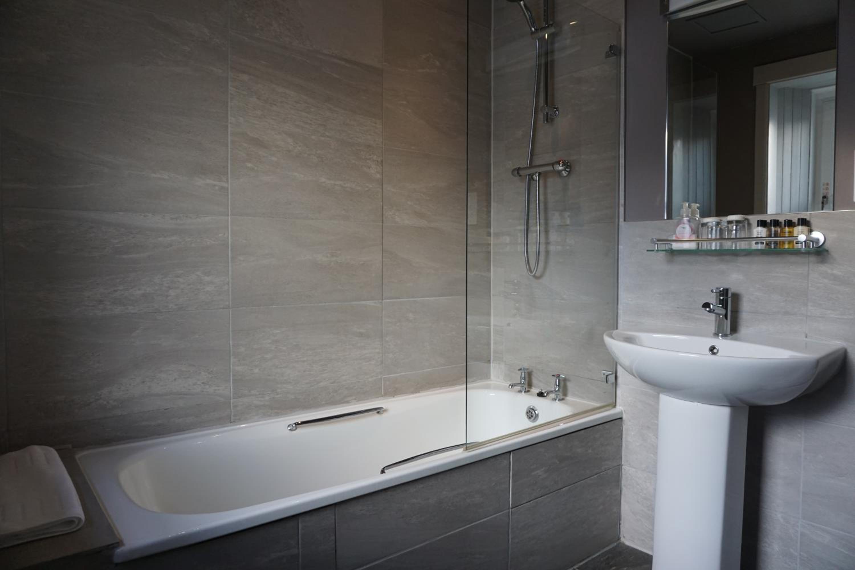 Deluxe Double or Twin Room with City View - Photo 2