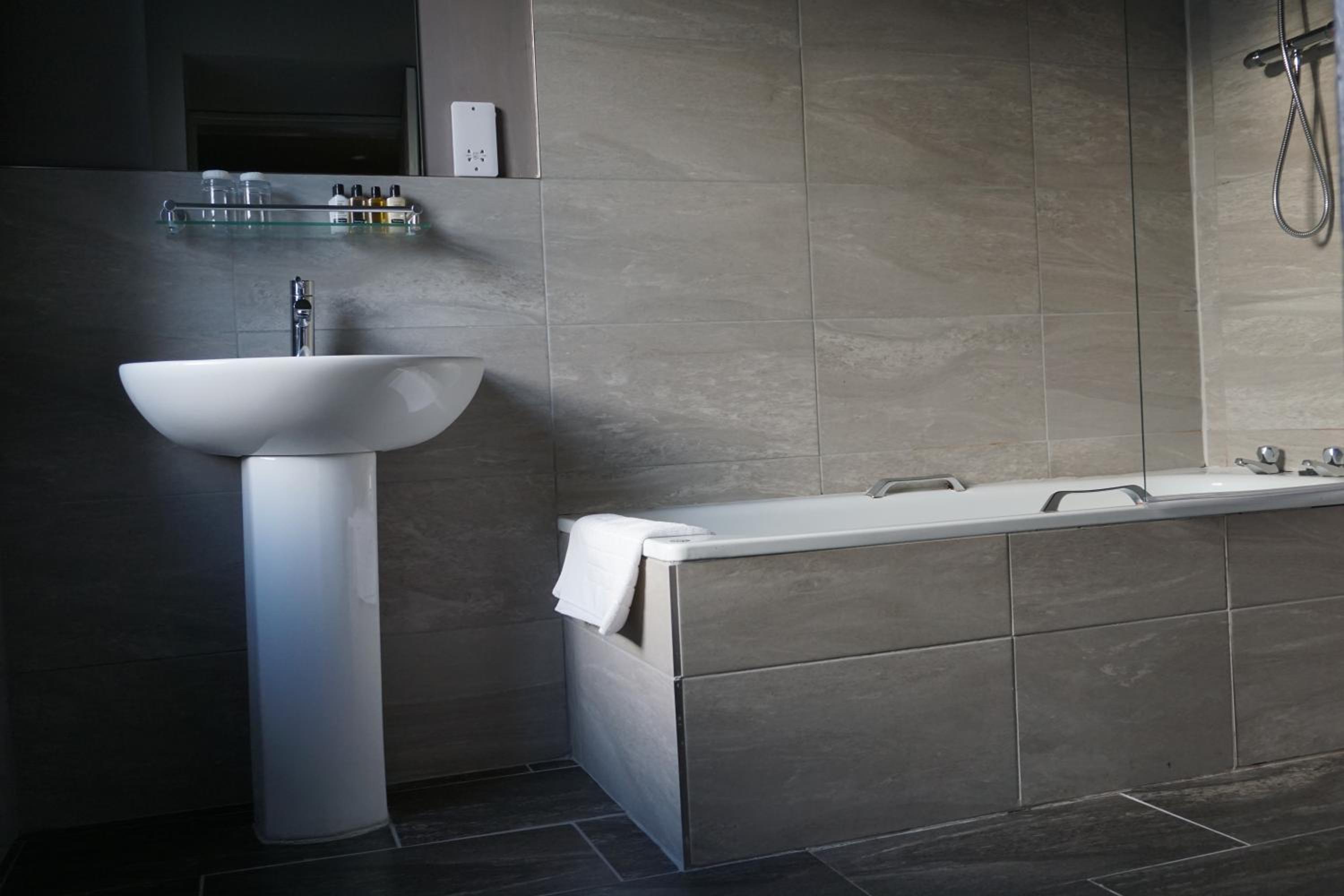 Deluxe Double or Twin Room with City View - Photo 5