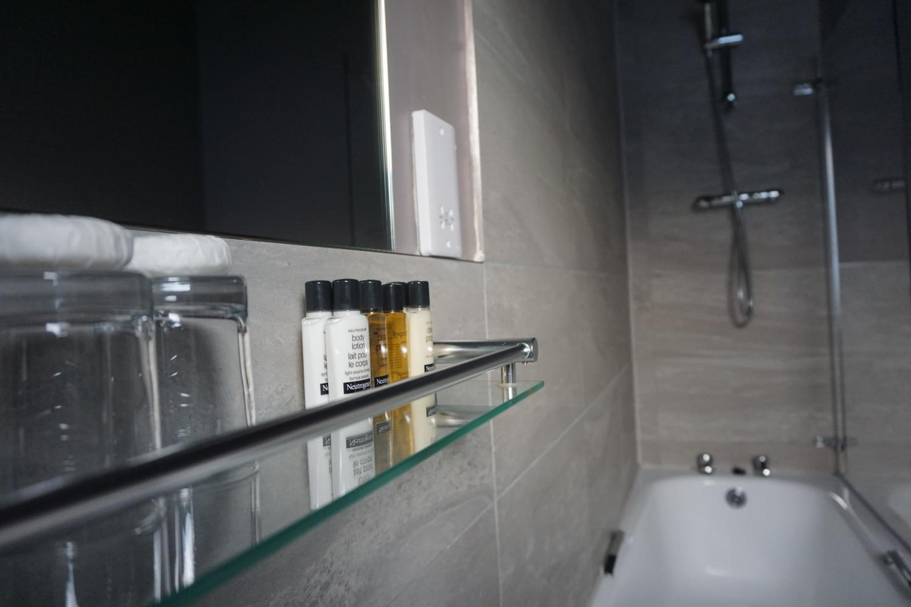 Deluxe Double or Twin Room with City View - Photo 6