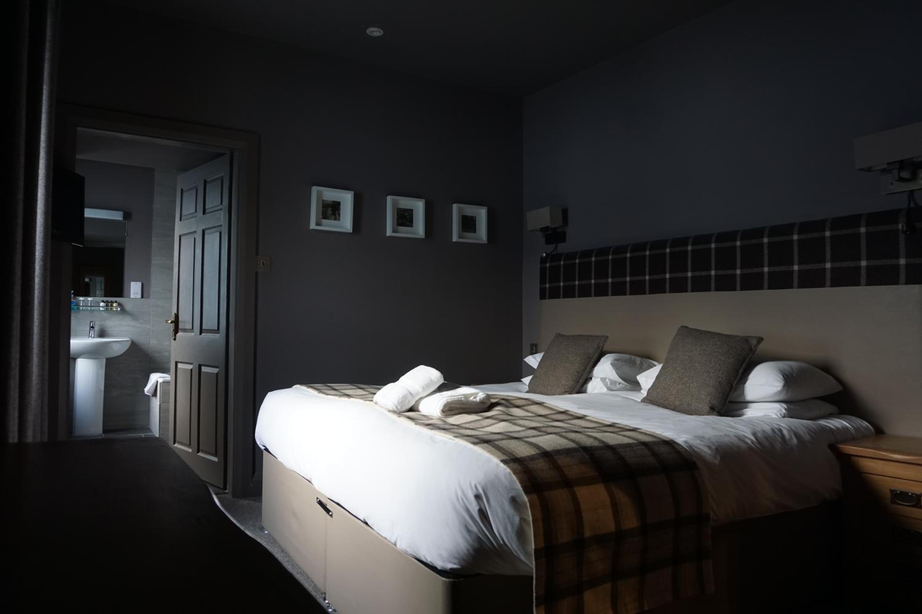 Deluxe Double or Twin Room with City View - Photo 11