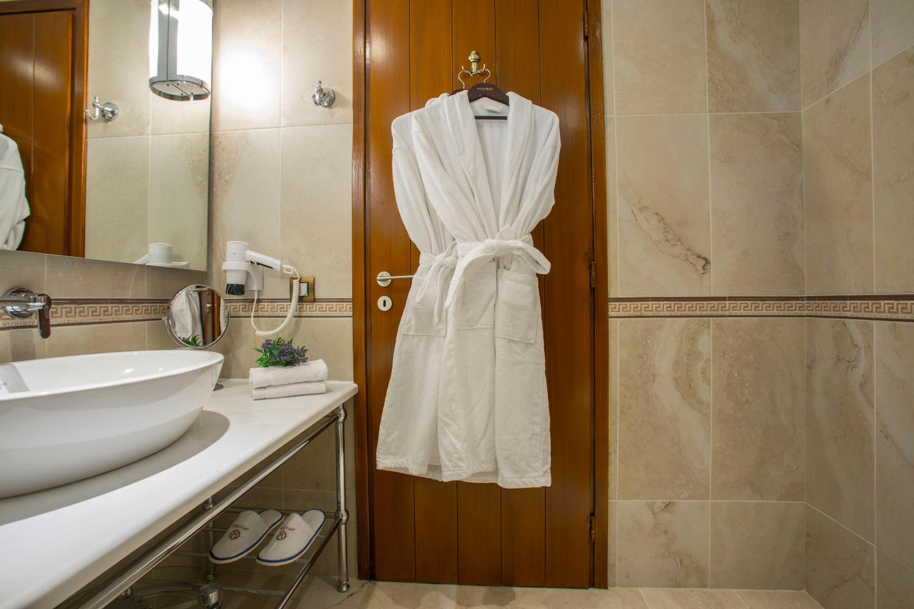 Standard Double Room - Photo 10