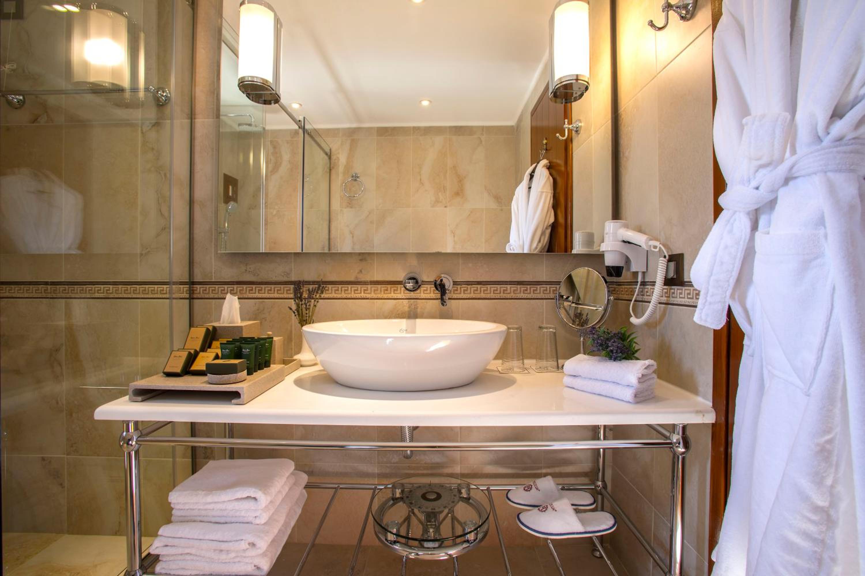 Standard Double Room - Photo 9