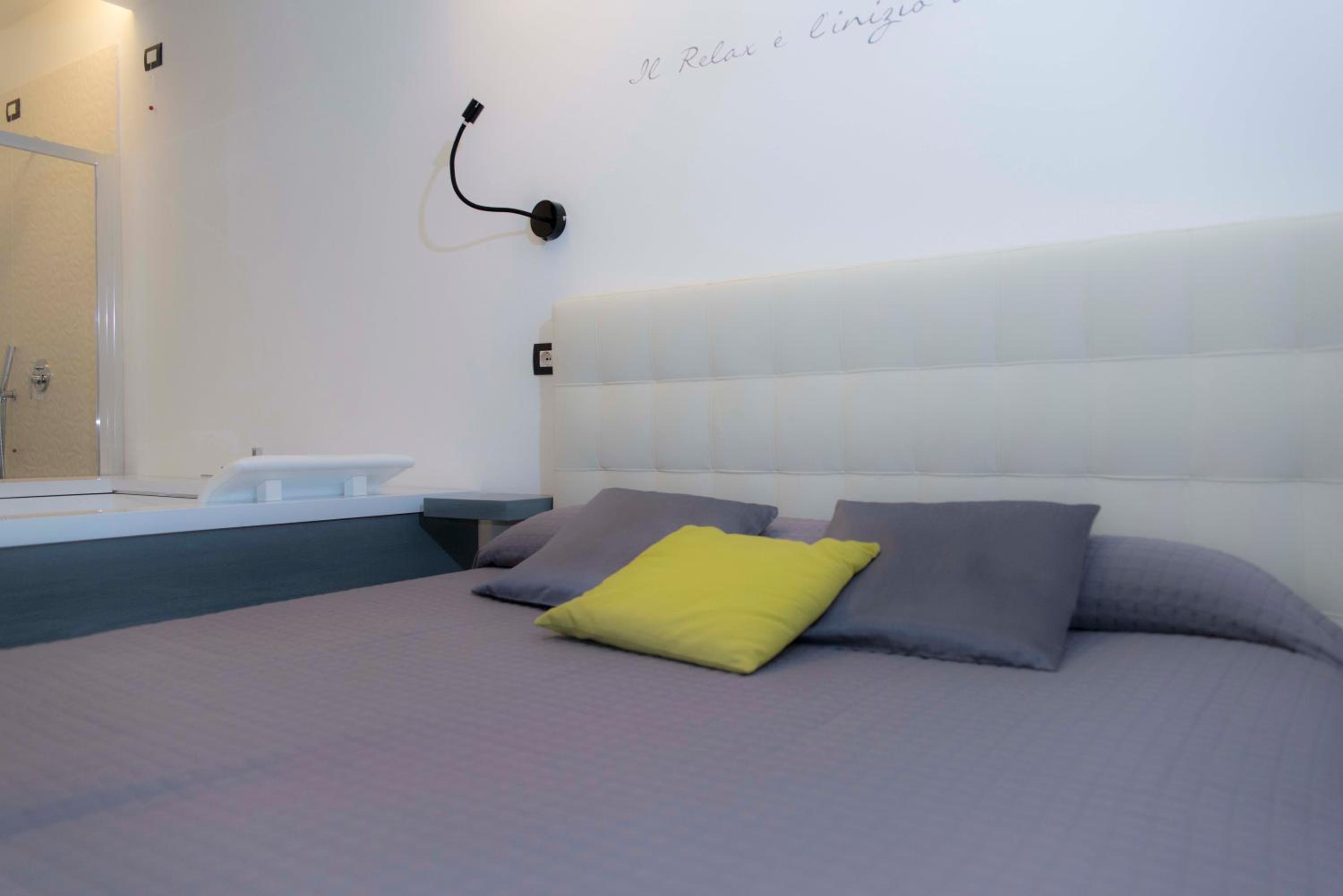 King Room with Spa Bath - Photo 2
