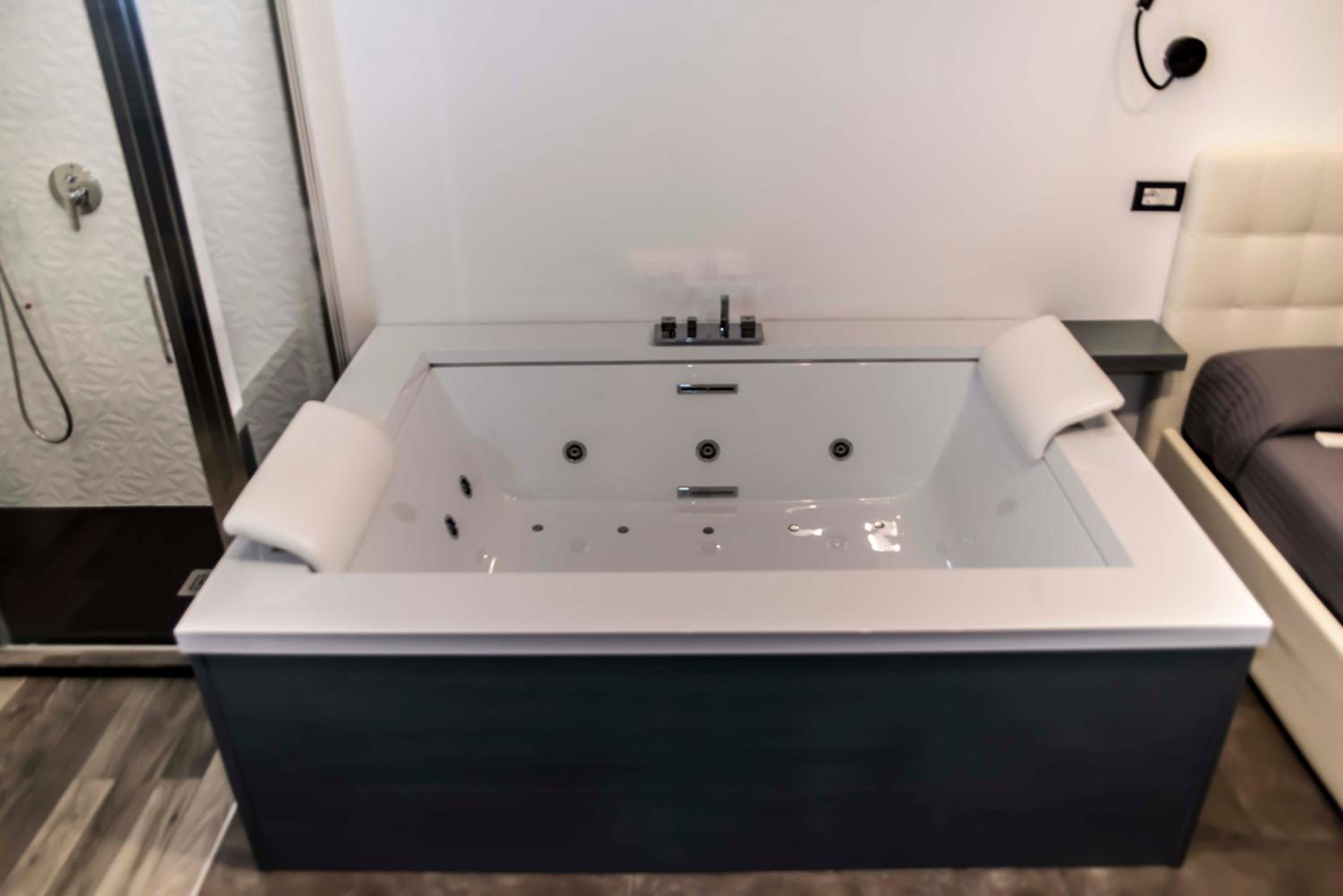King Room with Spa Bath - Photo 7