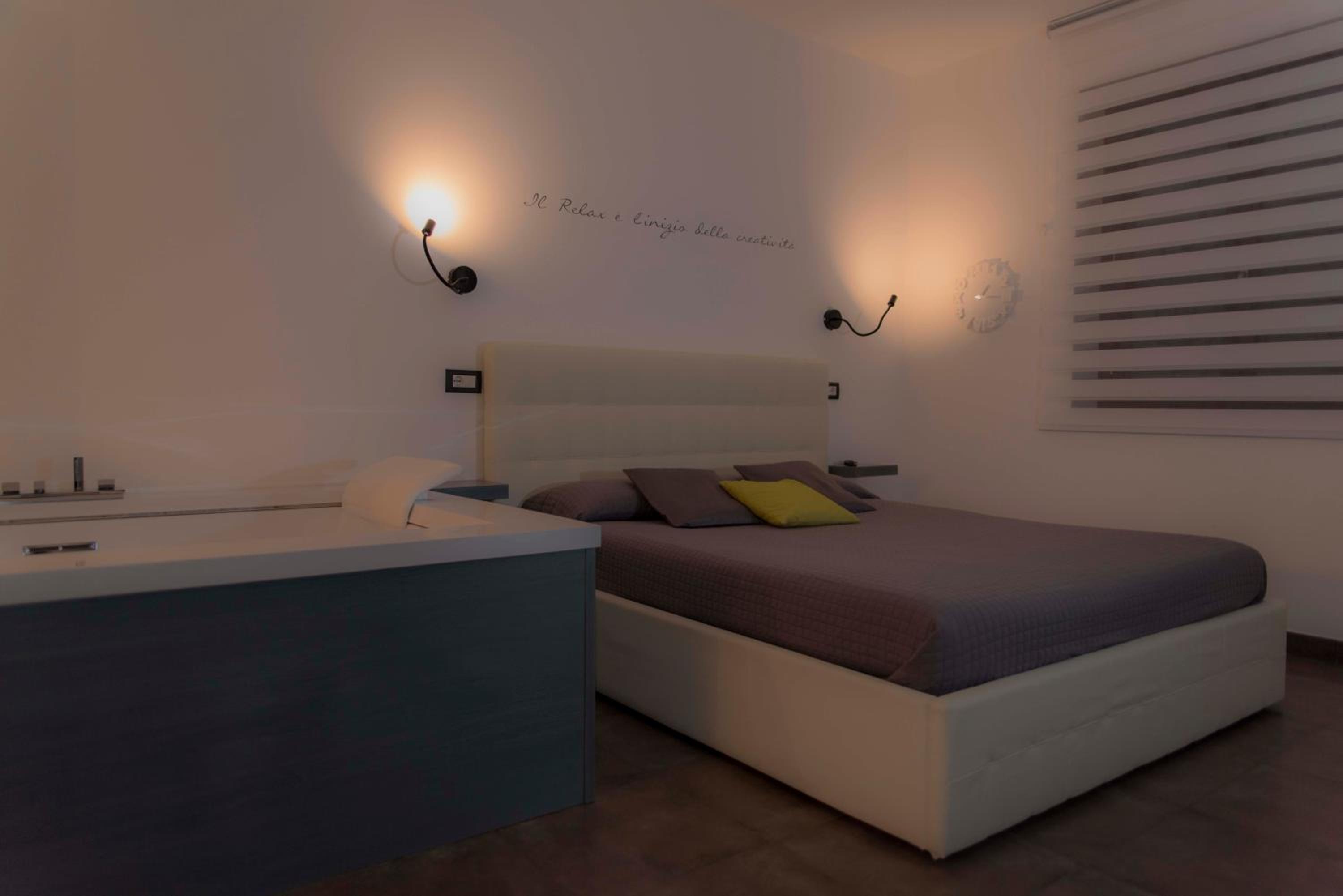 King Room with Spa Bath - Photo 16