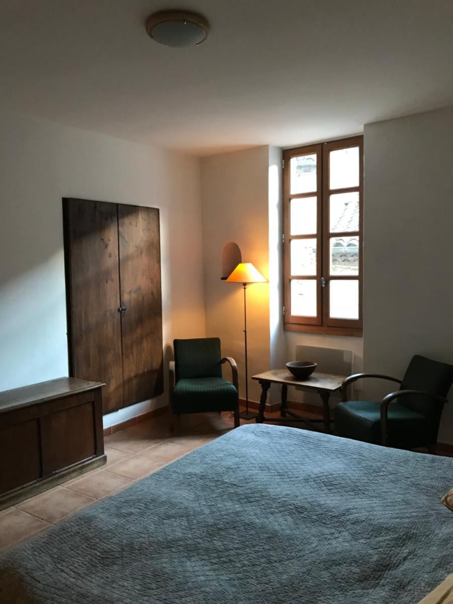 Standard King Room - Photo 9