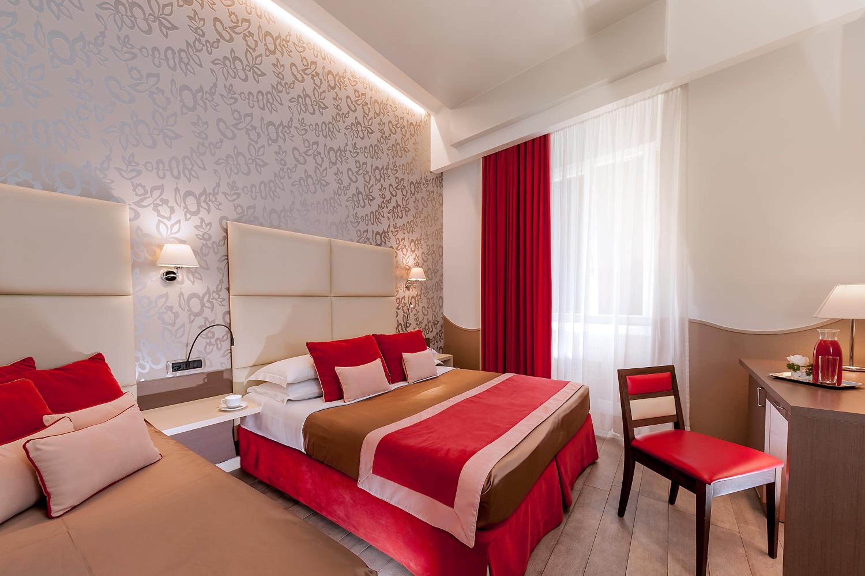 Superior Double Room thumbnail 5
