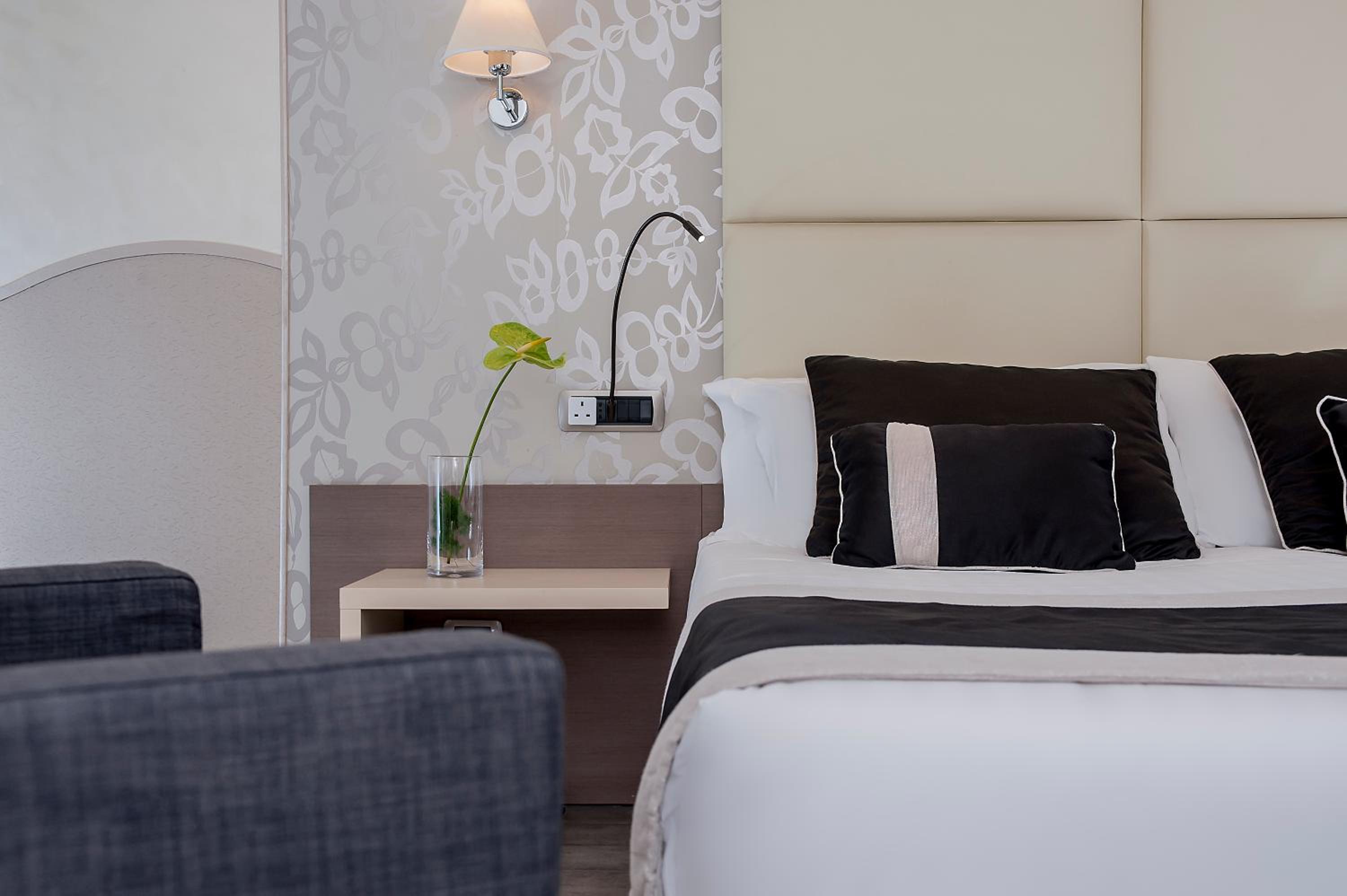 Superior Double Room thumbnail 6