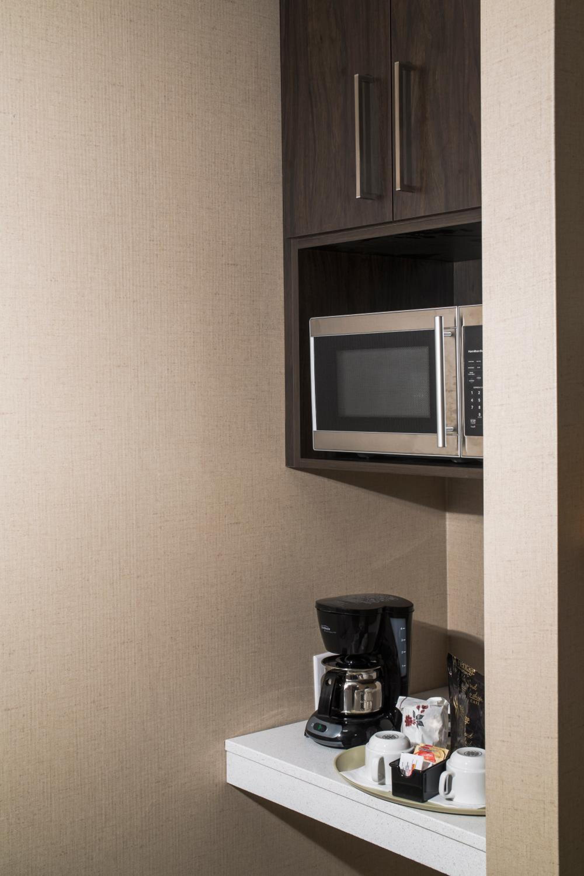 Senior Suite - 2 King Beds with Kitchenette, Fireplace and Wood floor photo 2