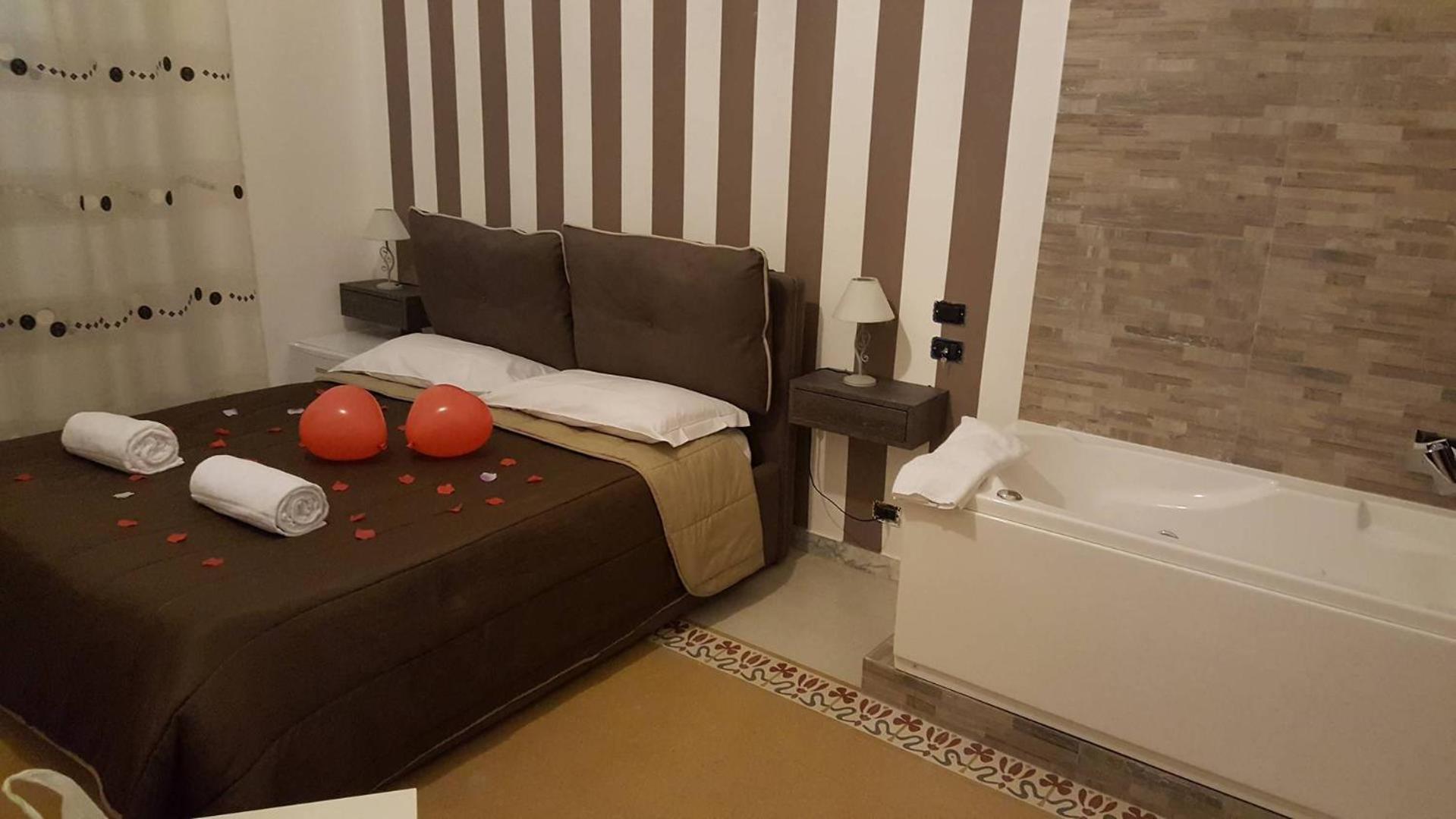 Deluxe Suite with Jacuzzi - Photo 39