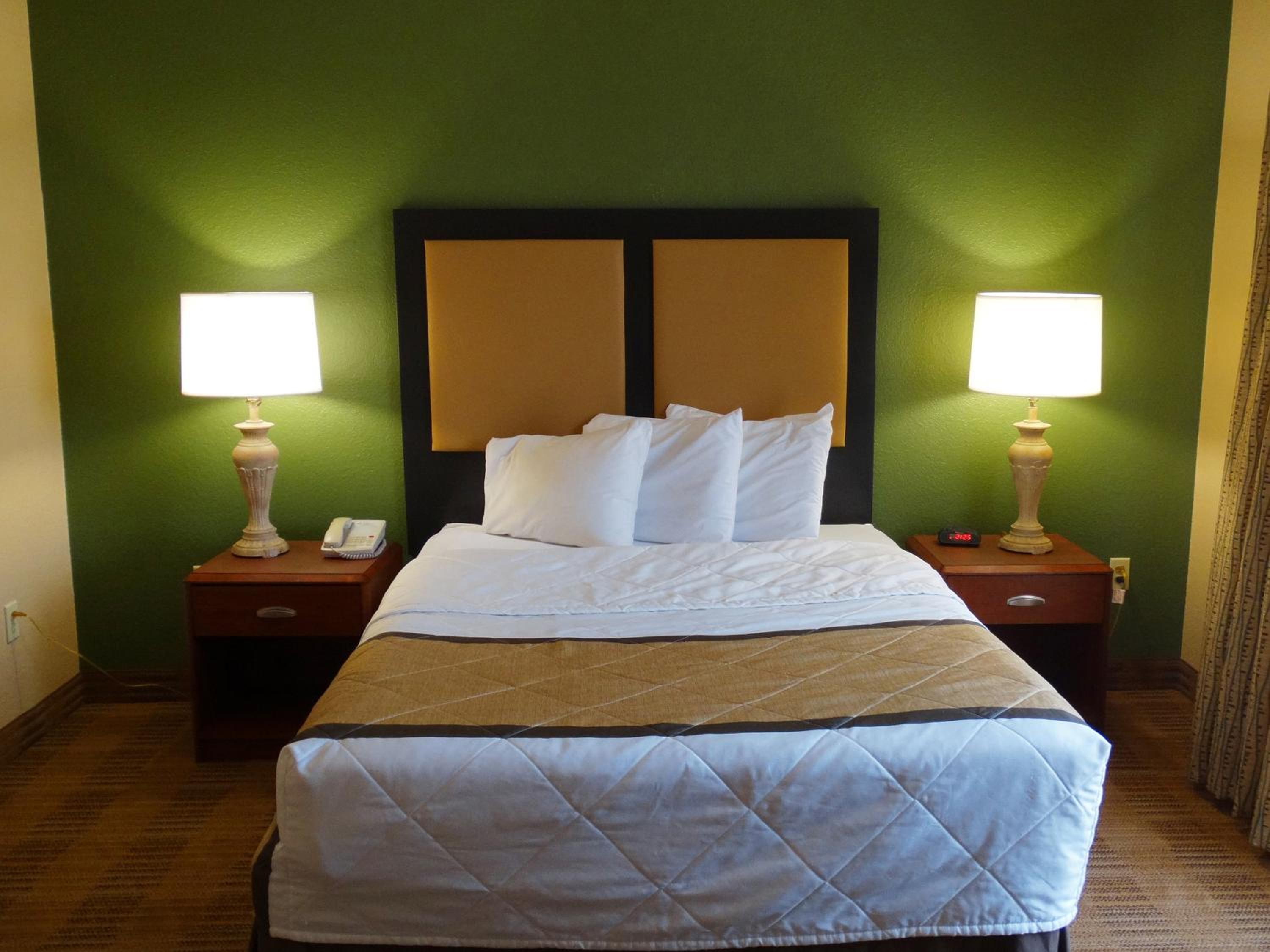 One Bedroom Suite with 1 Queen Bed - Non-Smoking - Photo 1