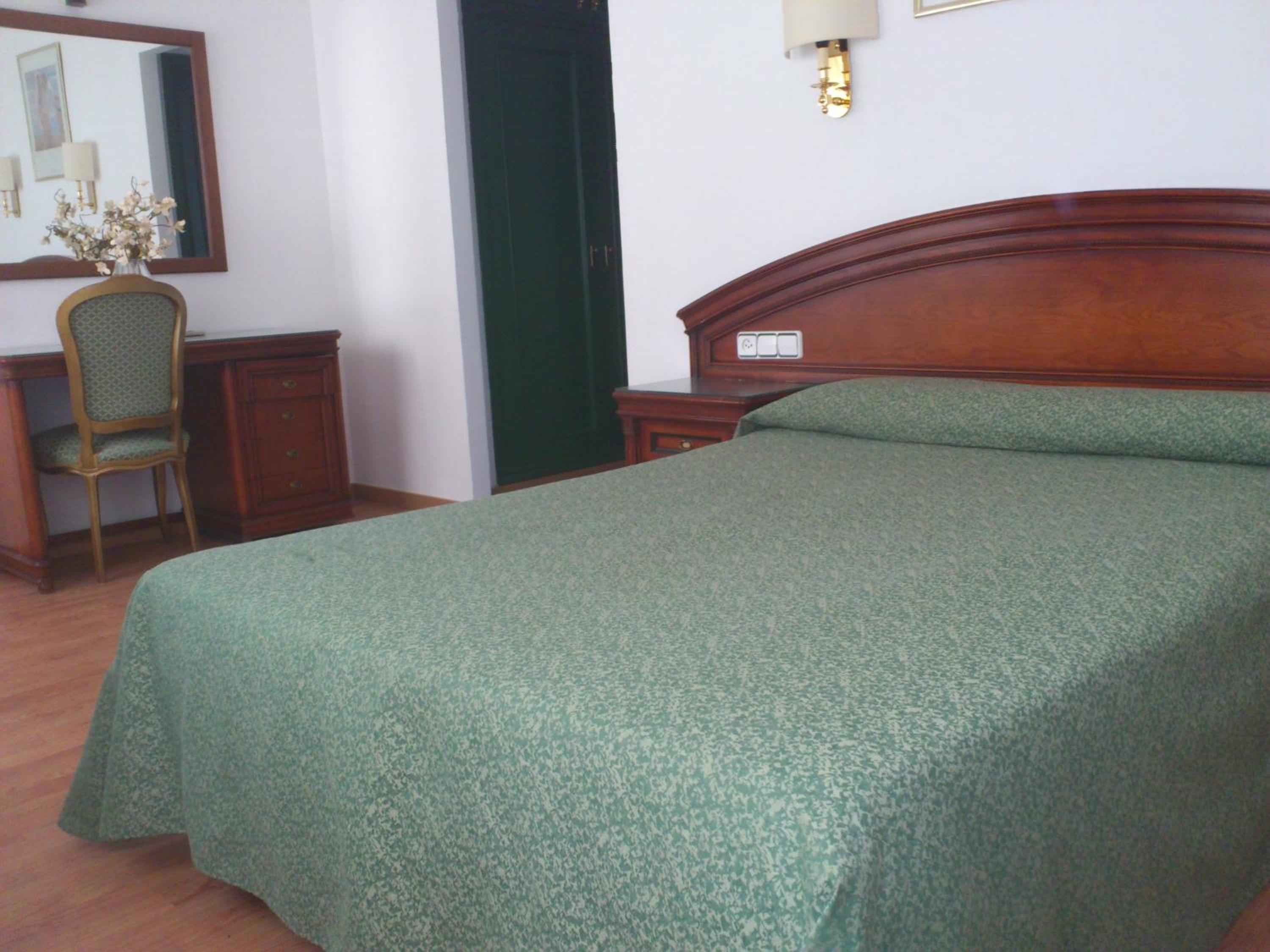 Double or Twin Room - Photo 9