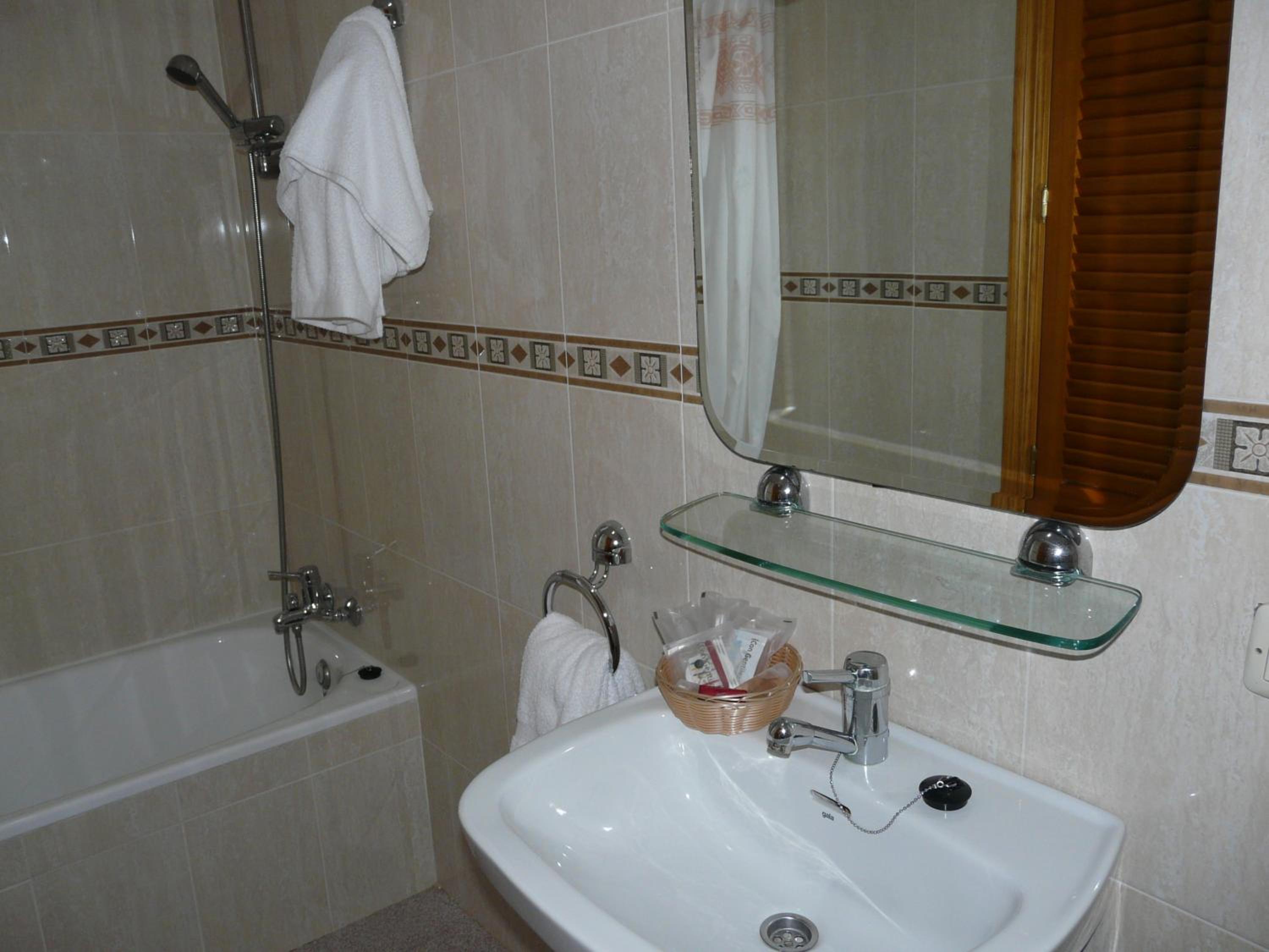 Twin Room - Photo 3