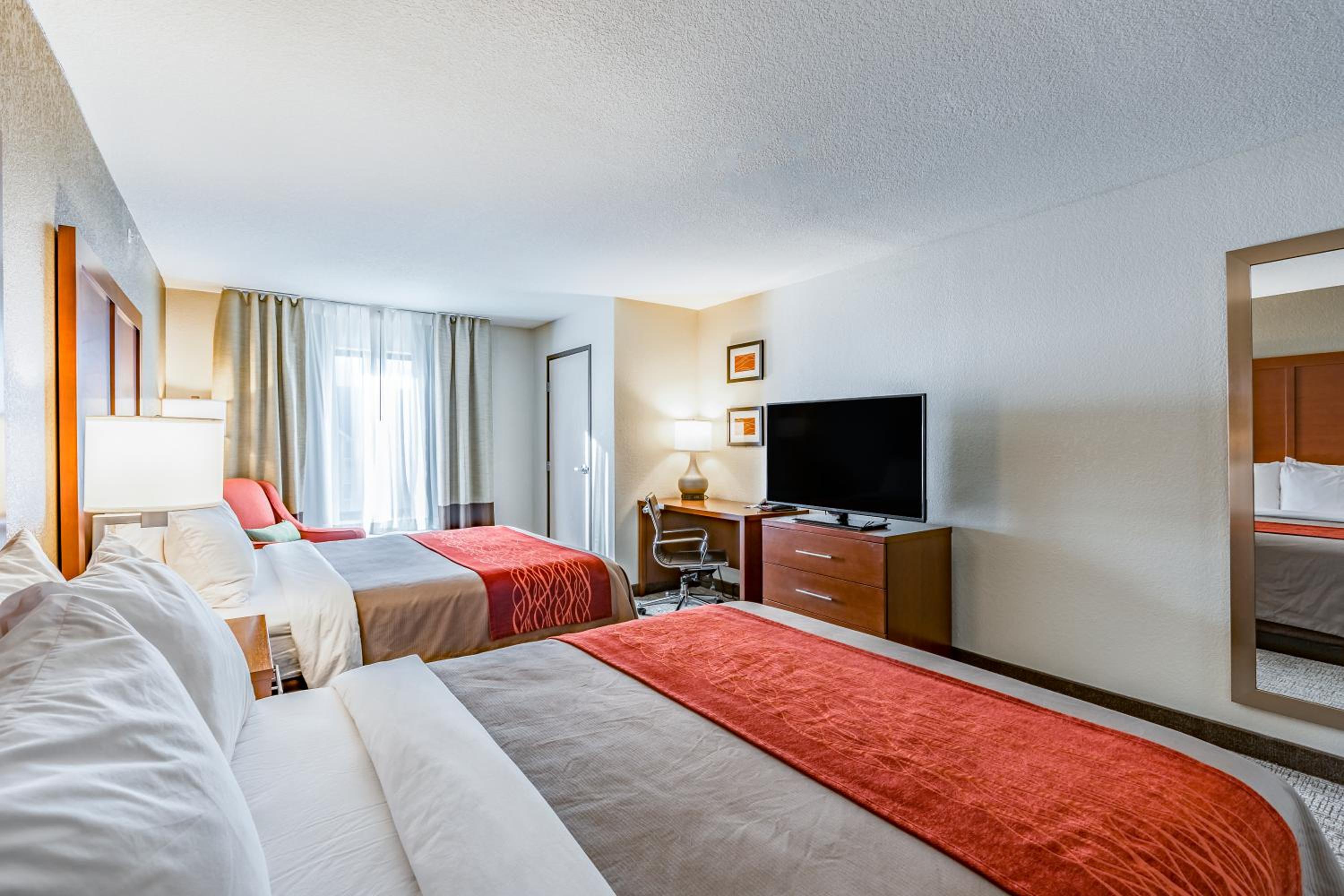 Queen Room with Two Queen Beds - Non-Smoking photo 2