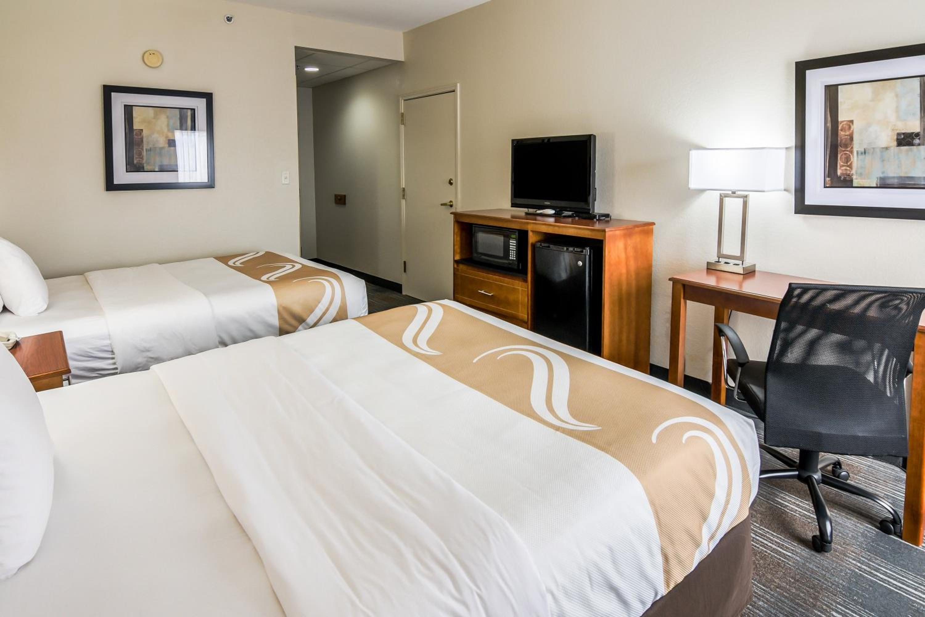 Queen Room With Two Queen Beds - Smoking photo 3