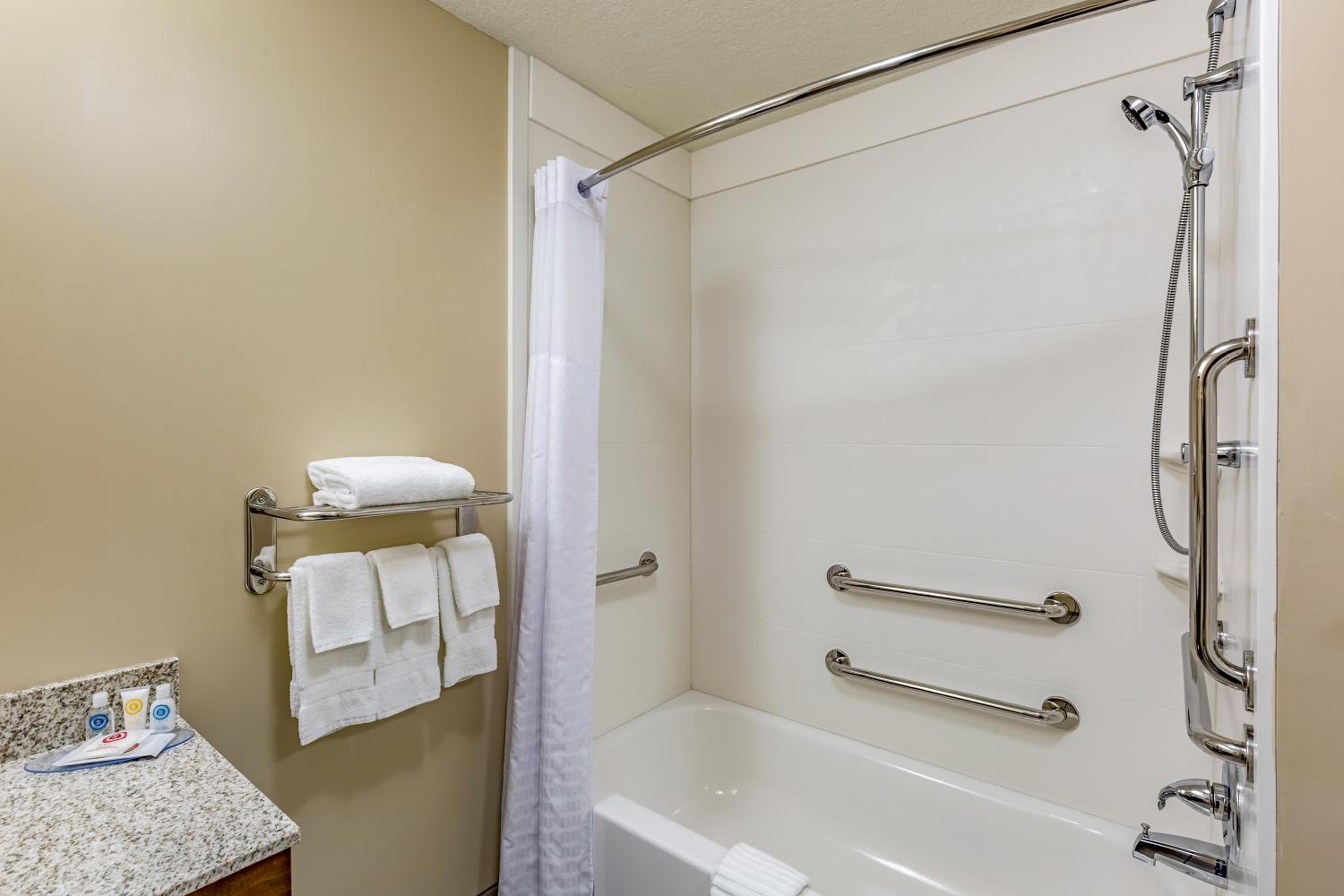 Queen Room with Two Queen Beds - Accessible/Non-Smoking  photo 2