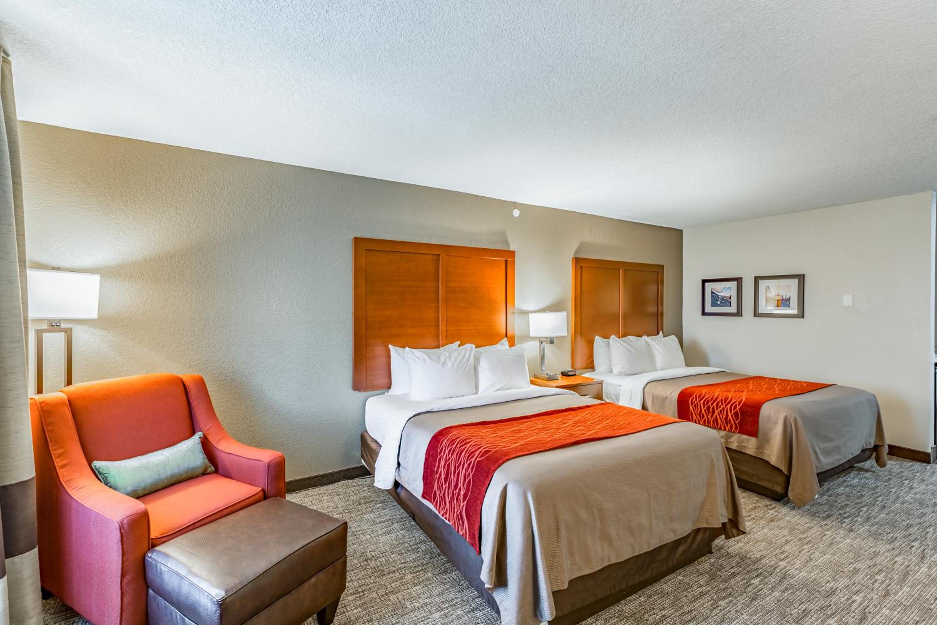 Queen Room with Two Queen Beds - Non-Smoking photo 1