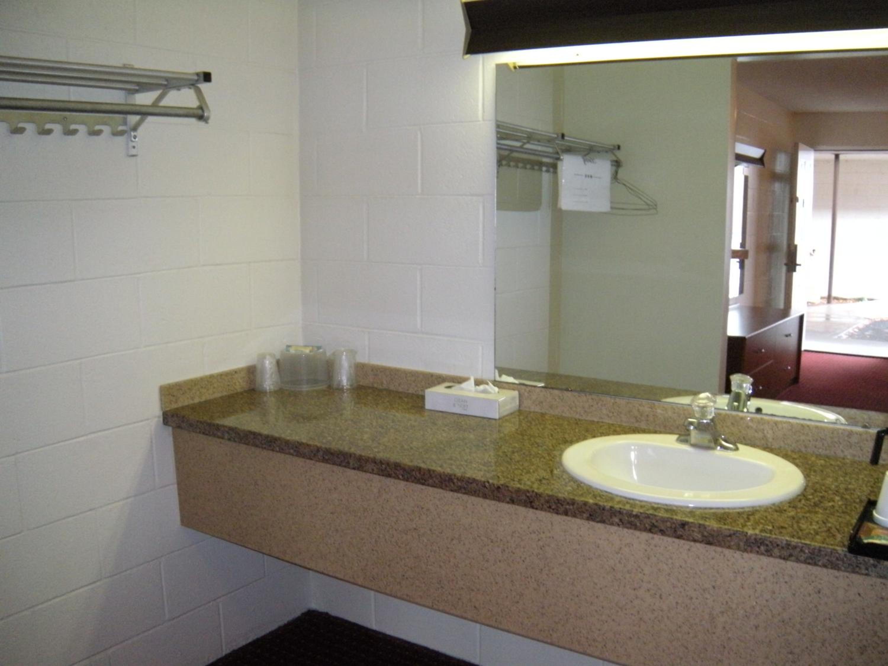 Queen Room - Non-Smoking photo 3