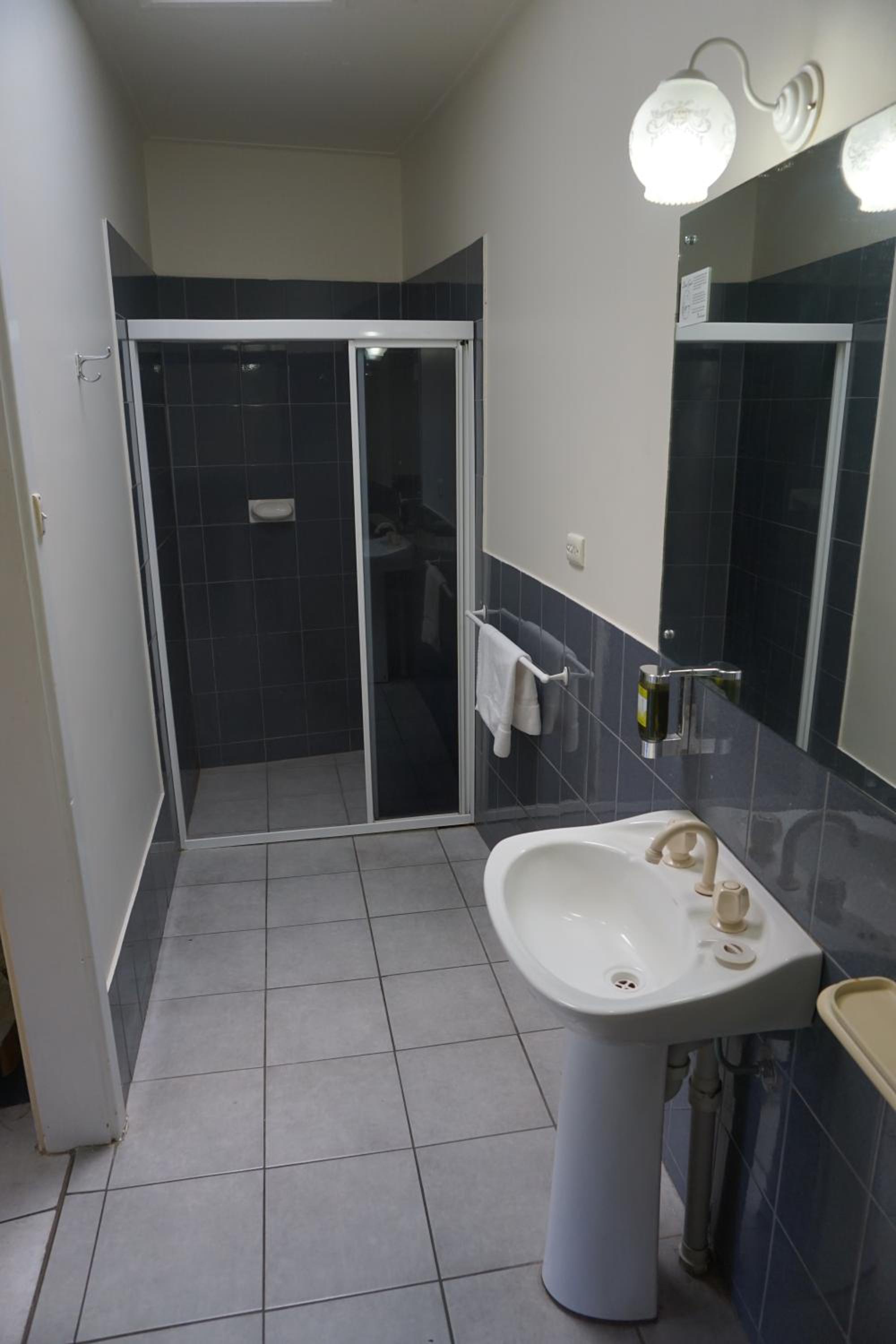Standard Twin Room - Photo 11