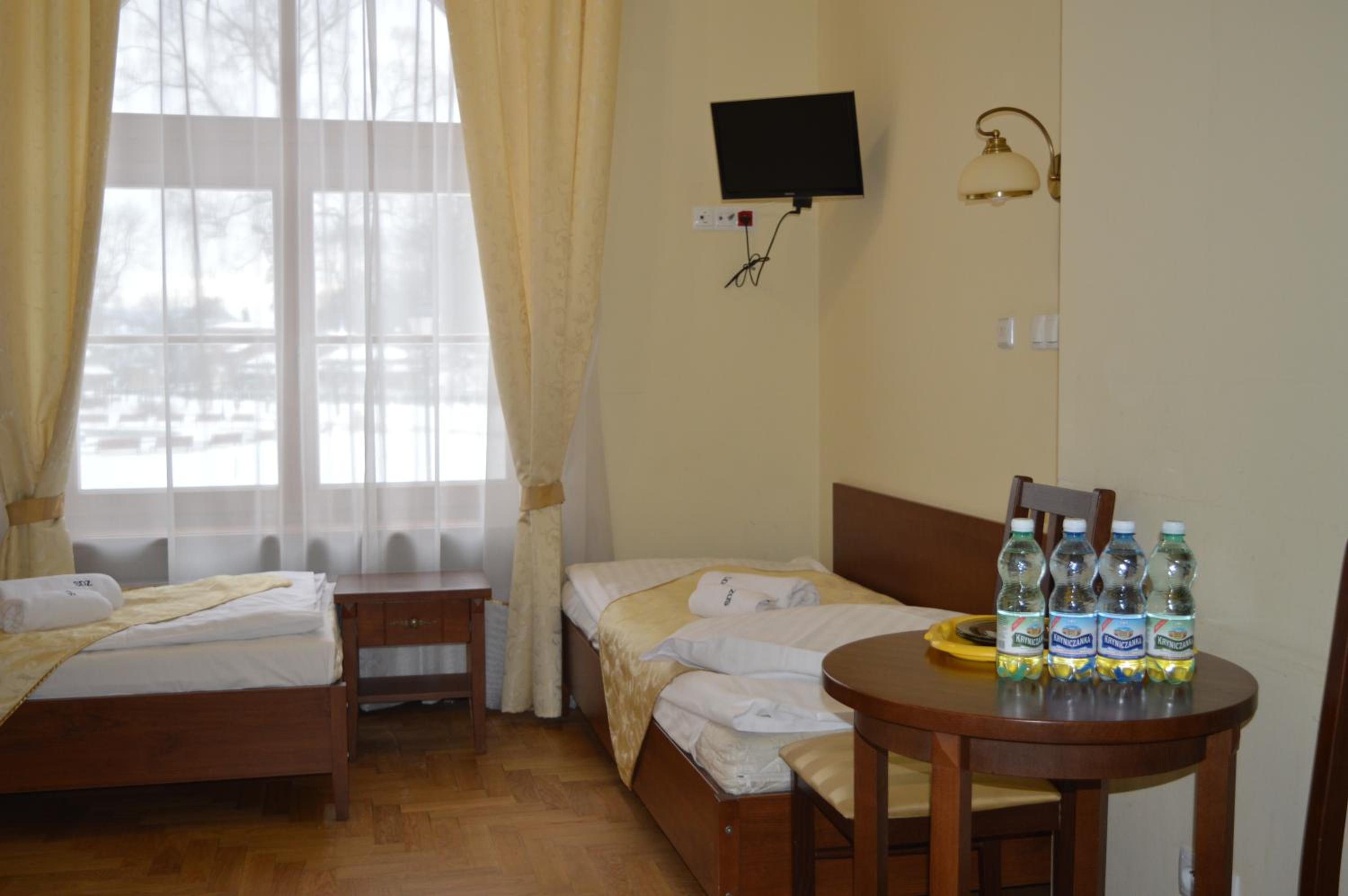 Twin Room with Private Bathroom - Photo 4