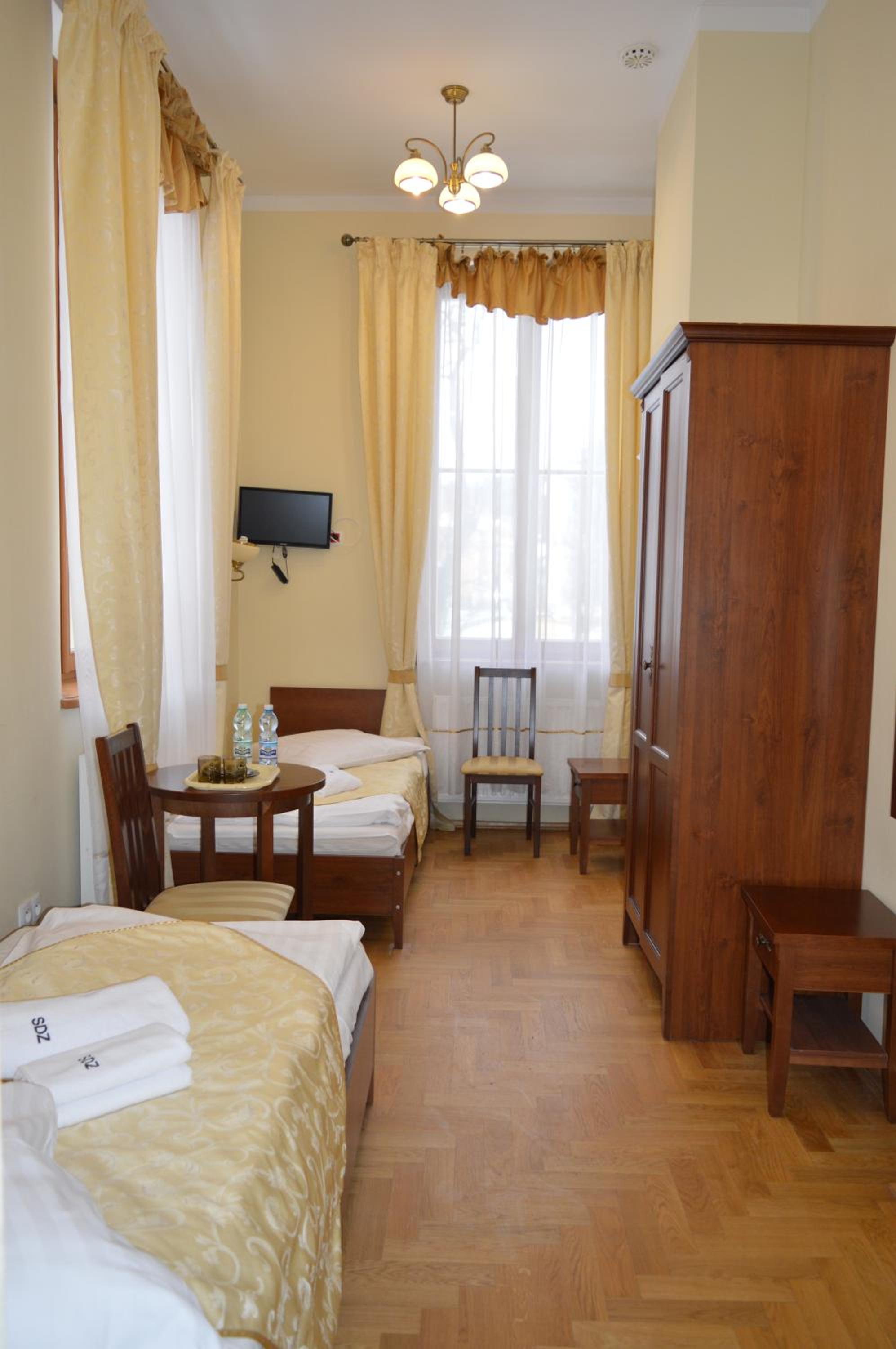 Twin Room with Private Bathroom - Photo 1
