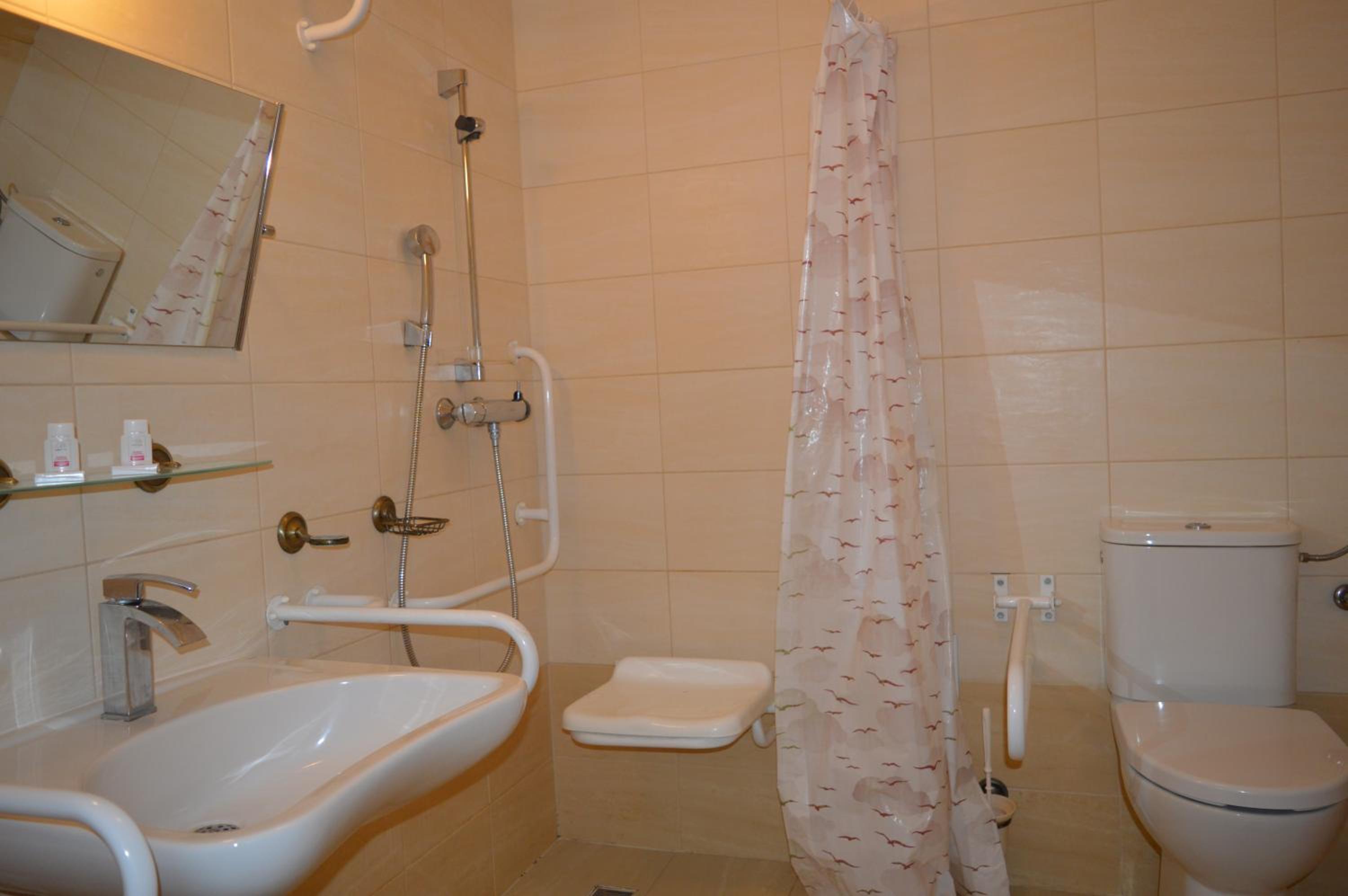 Twin Room with Private Bathroom - Photo 2