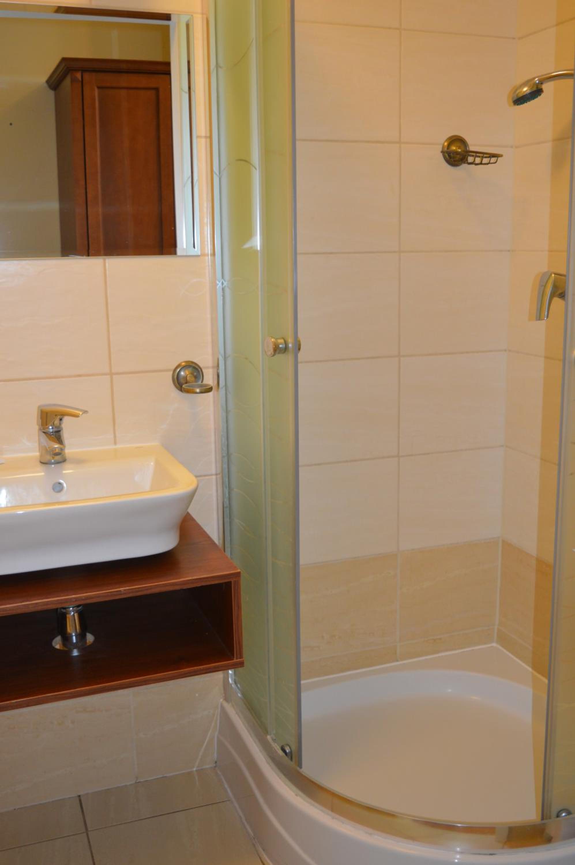 Twin Room with Private Bathroom - Photo 3
