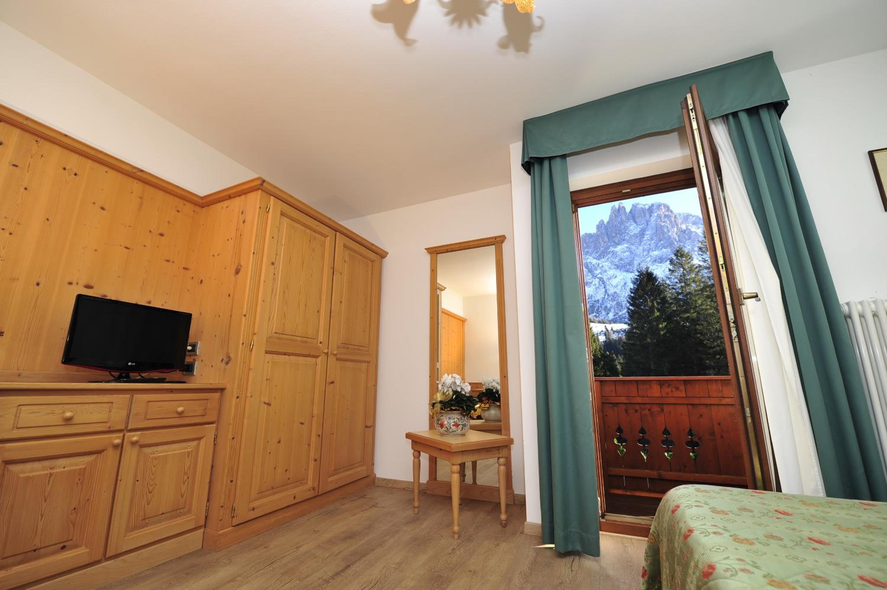 One-Bedroom Apartment with Balcony photo 1