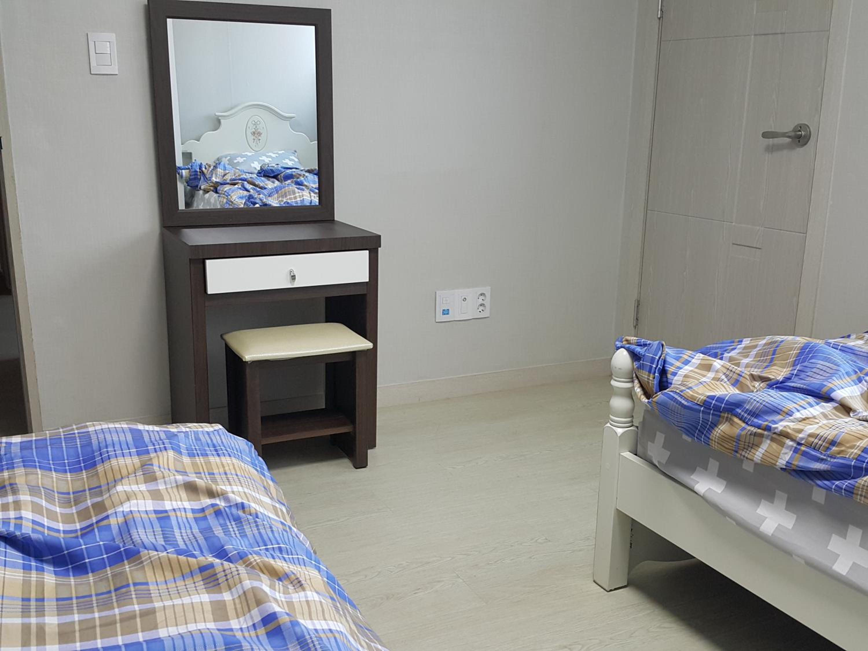 Economy Twin Room - Photo 2