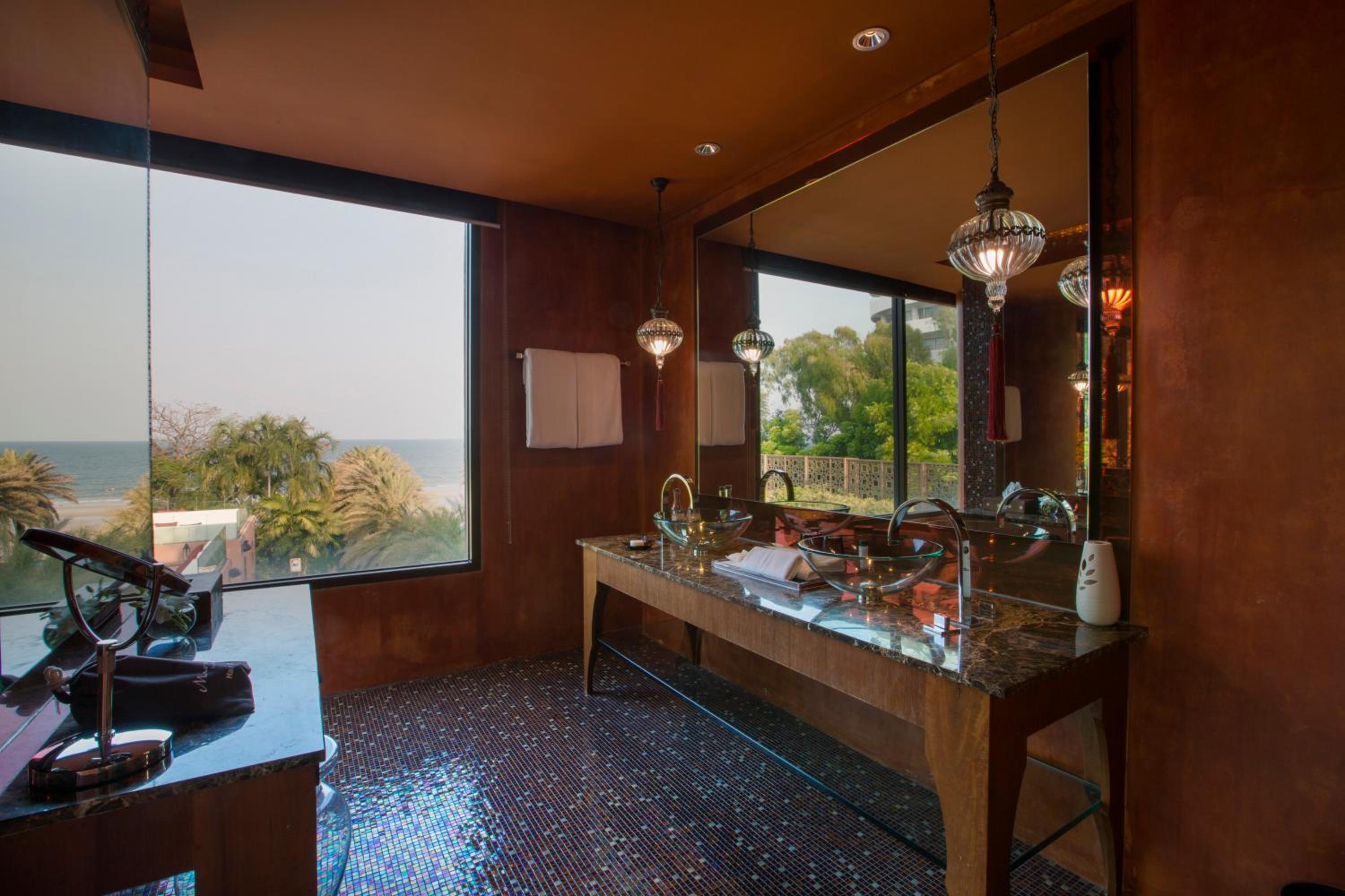 Oceanfront Suite Balcony Jacuzzi - Photo 7