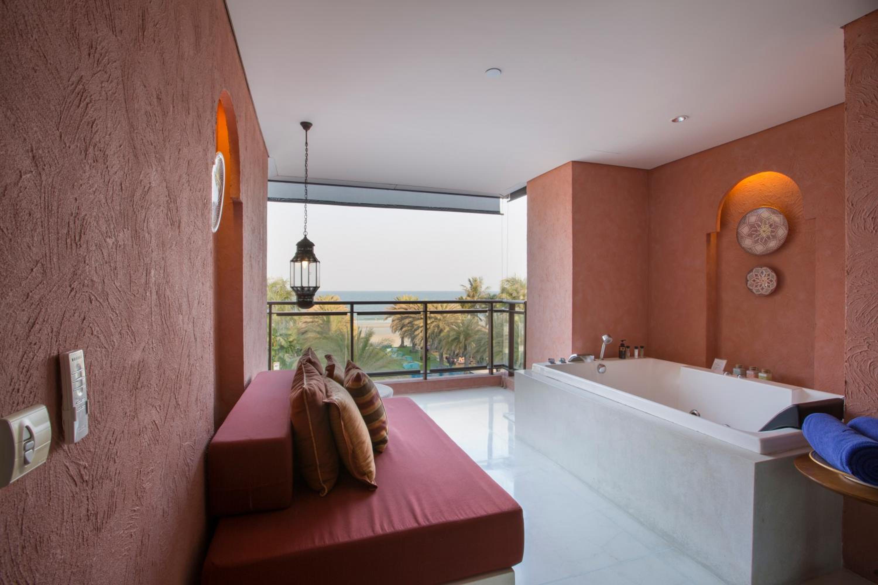 Oceanfront Suite Balcony Jacuzzi - Photo 3