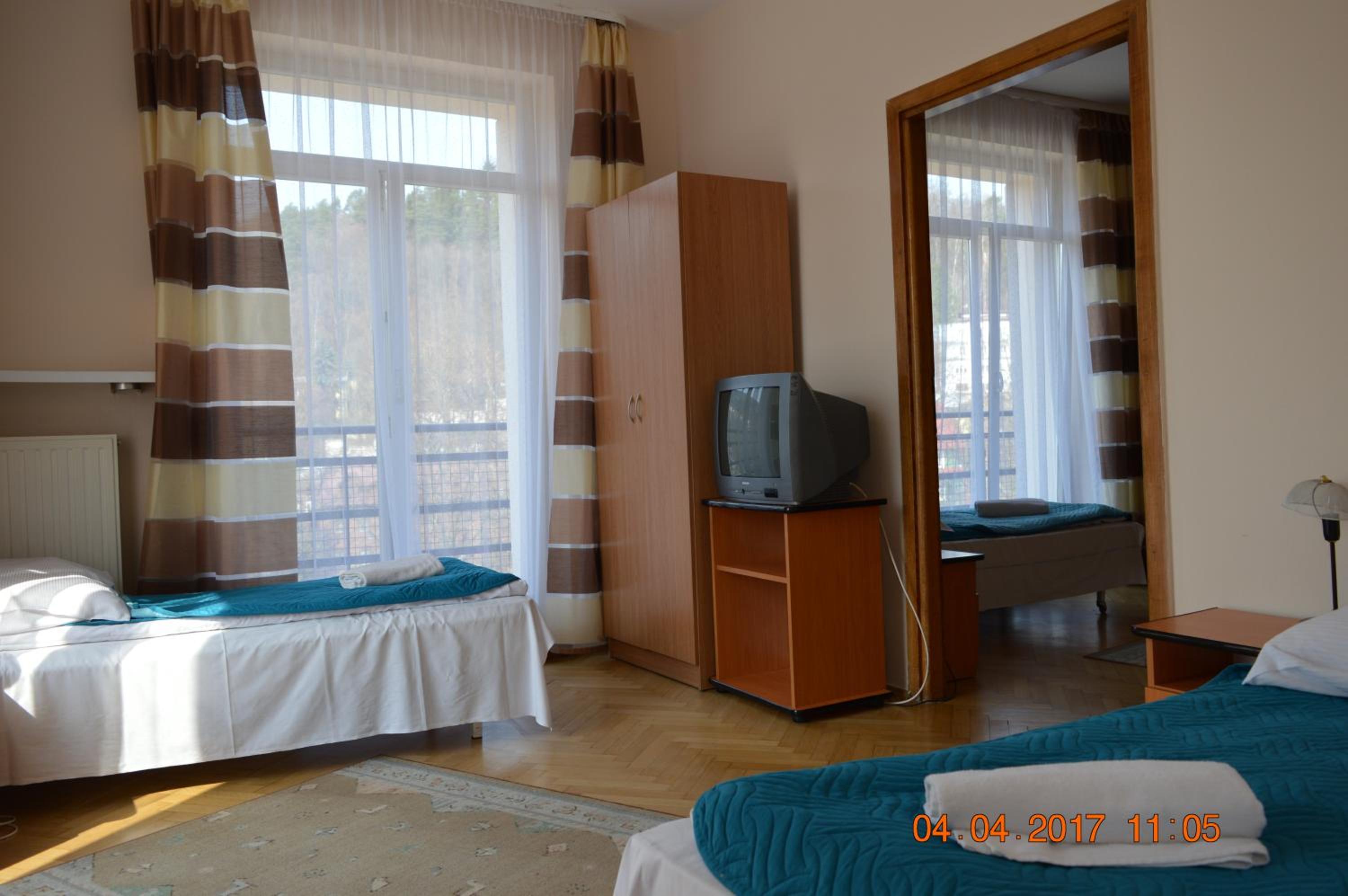 Quadruple Room with Private Bathroom photo 1