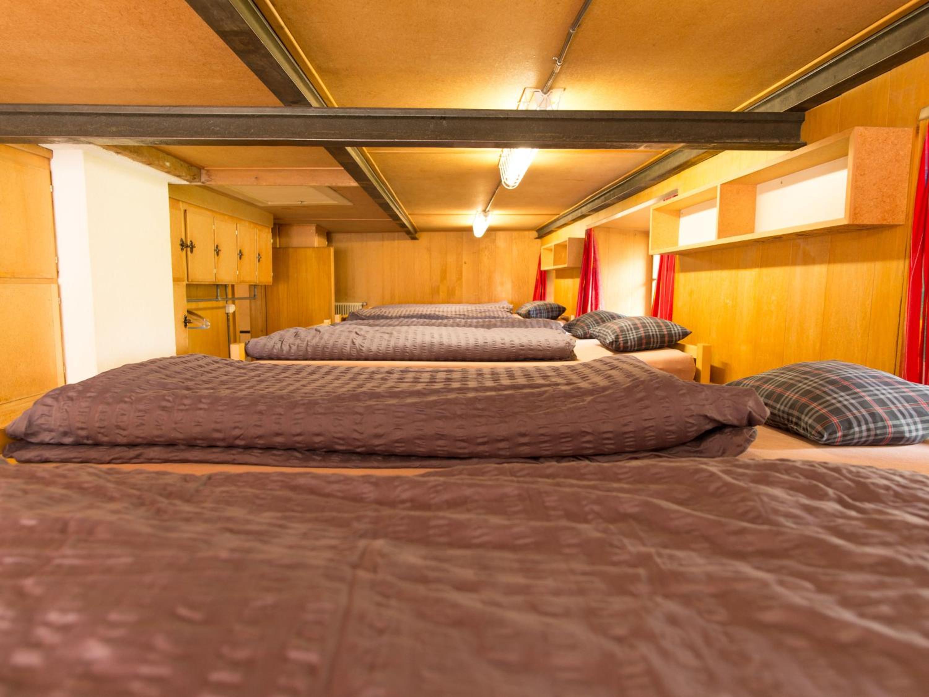 Bed in 16-Bed Mixed Dormitory Room  photo 3