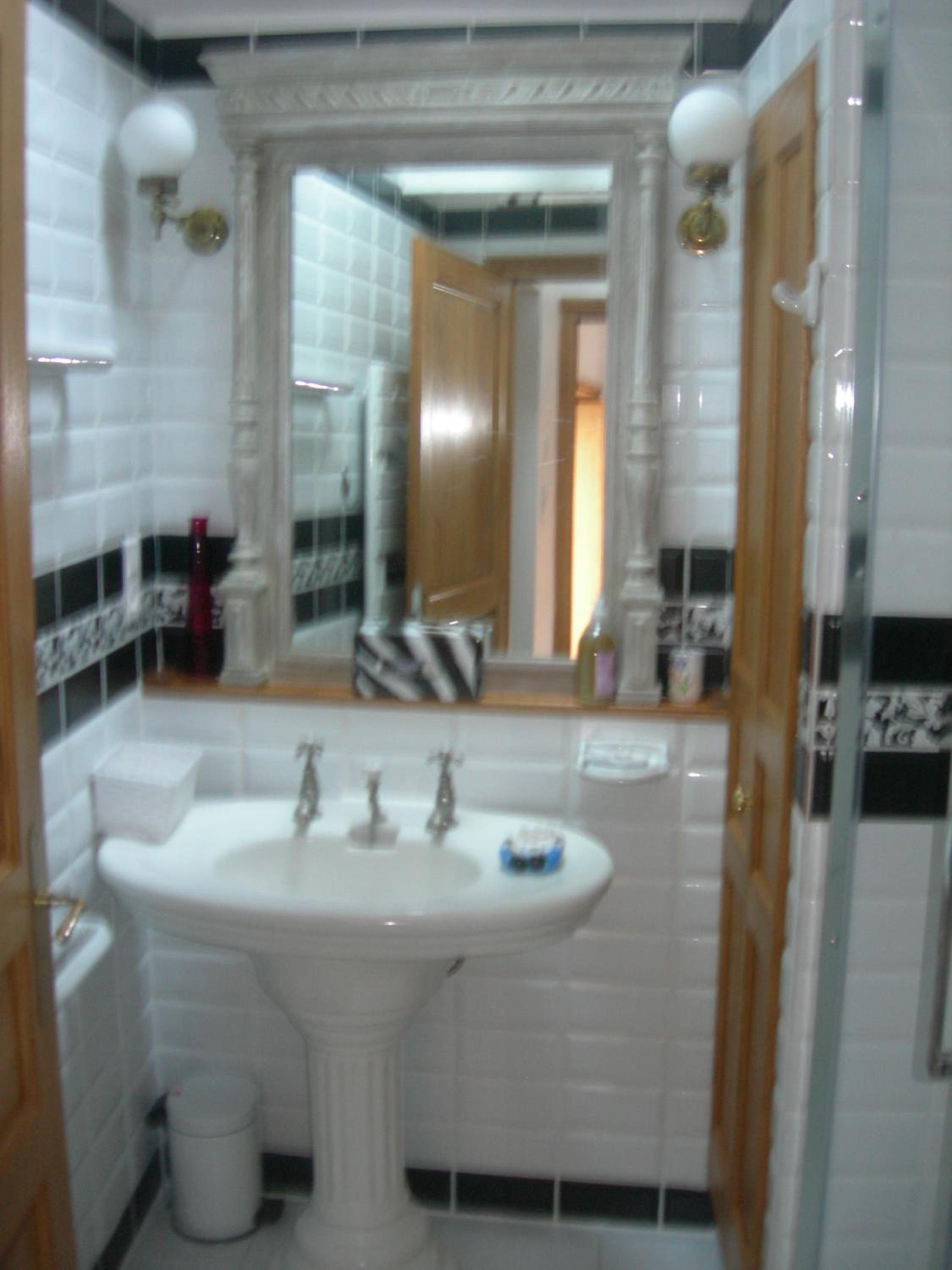 Double Room with Private Bathroom - Photo 2