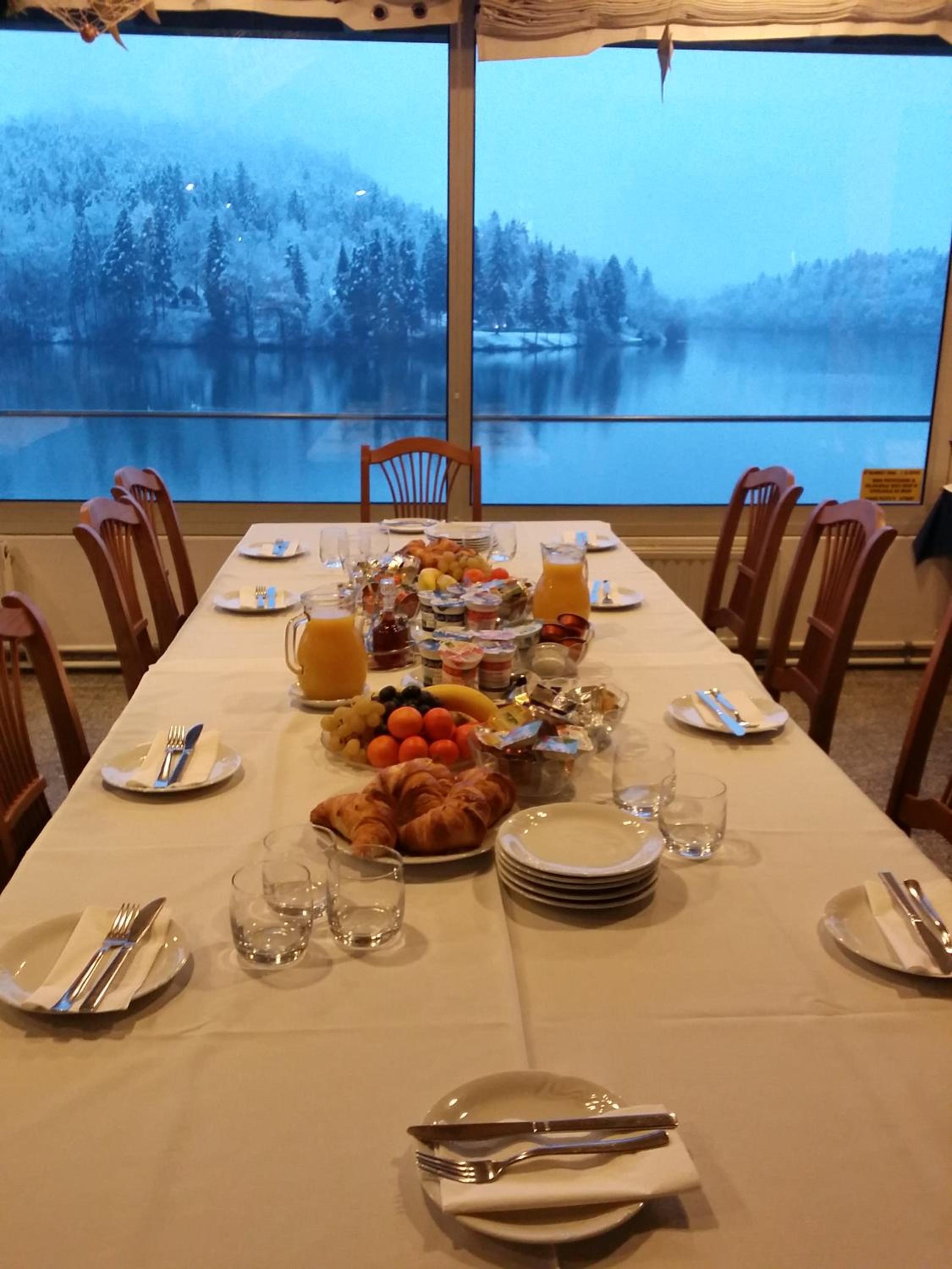 Double Room with Balcony and Lake View - Photo 15
