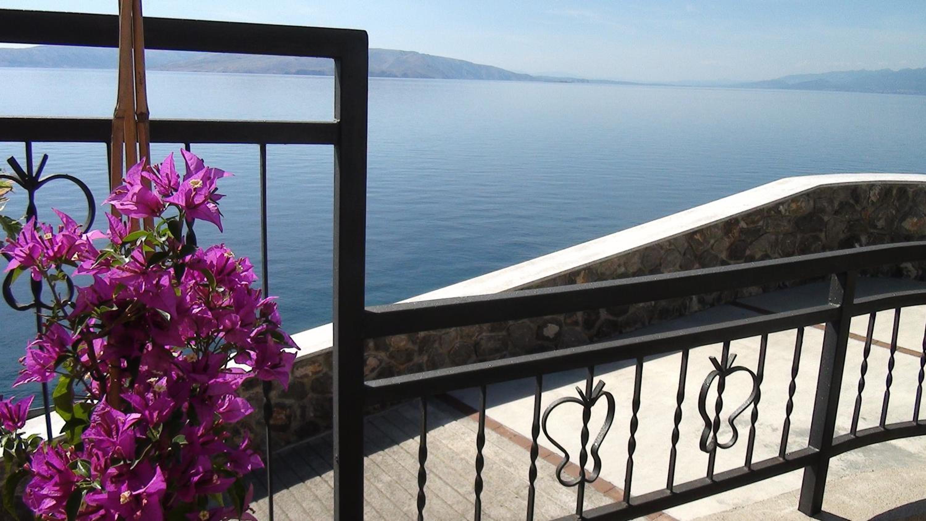 Double Room with Balcony and Sea View - Photo 23