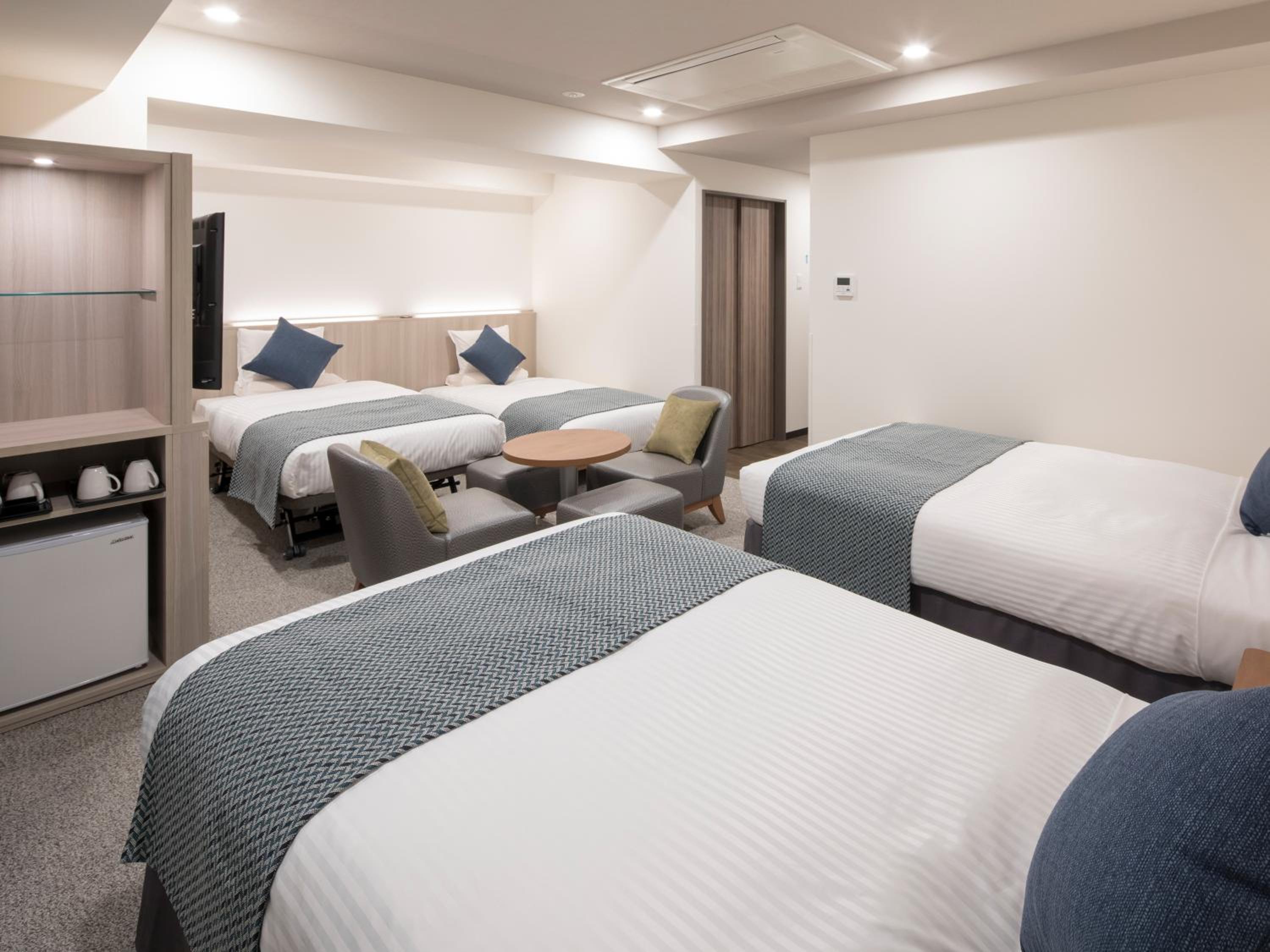Quadruple Room - Disability Access photo 3