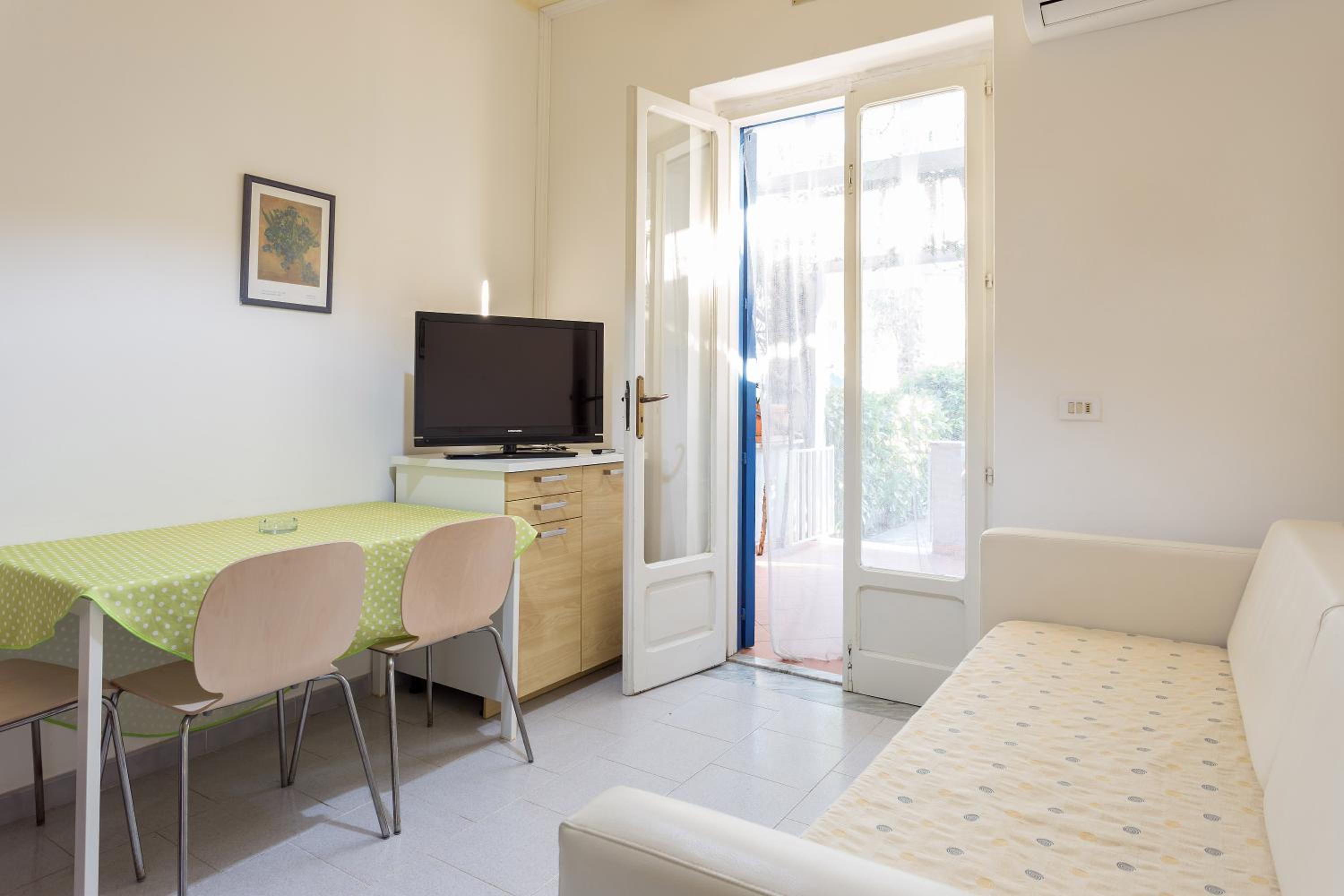 One-Bedroom Apartment photo 2