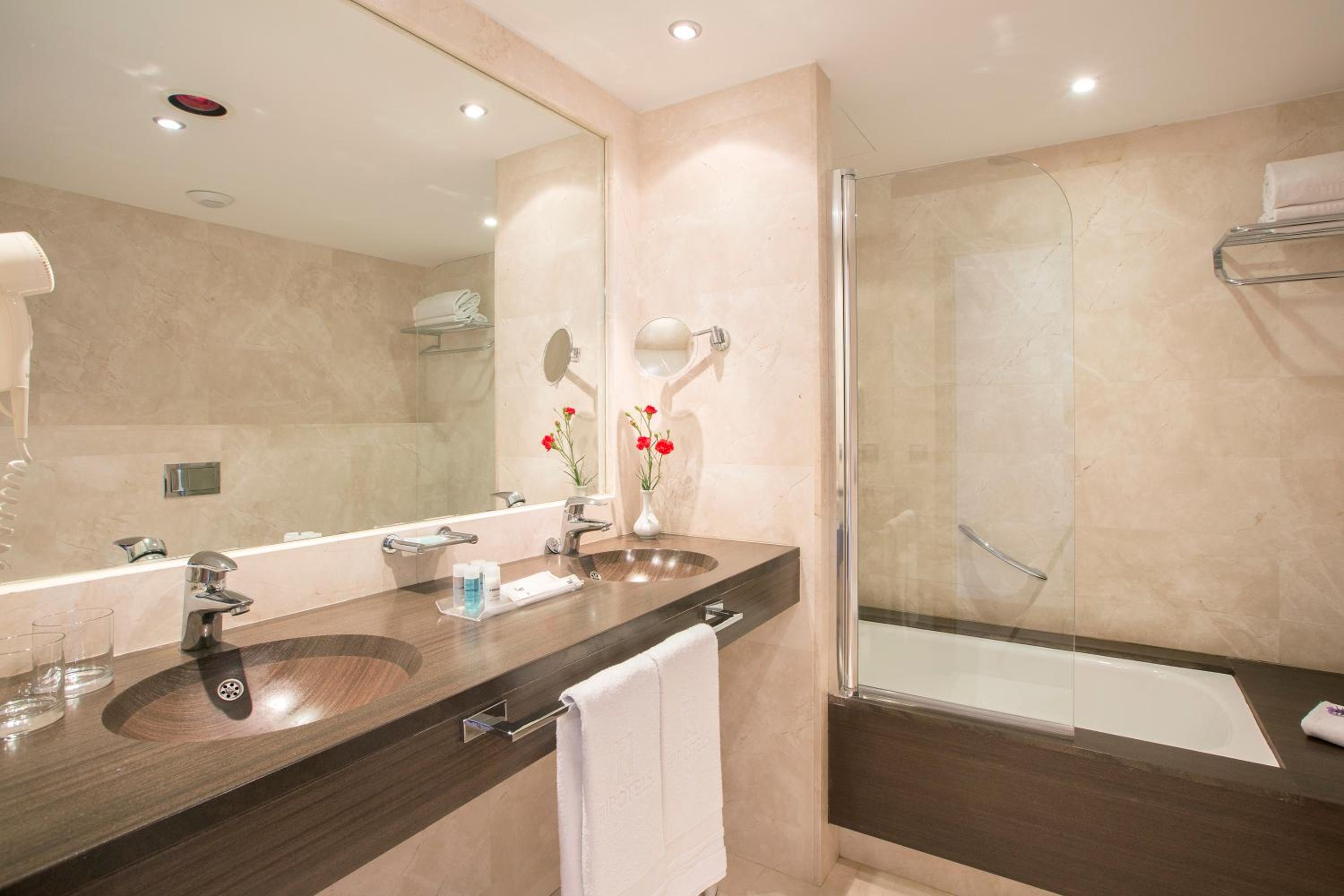 One-Bedroom Standard Apartment - Photo 9