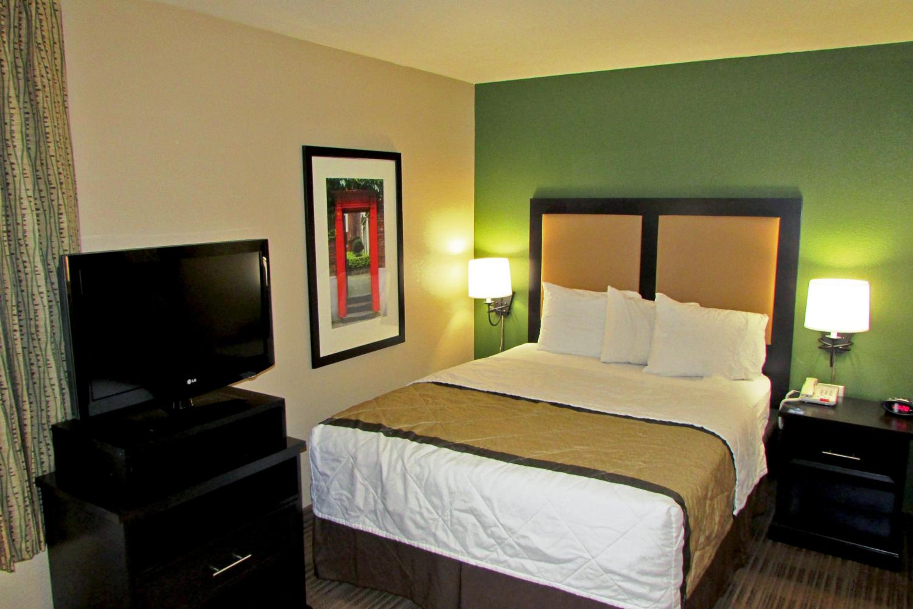 Deluxe Studio with 1 Queen Bed - Non-Smoking - Photo 3