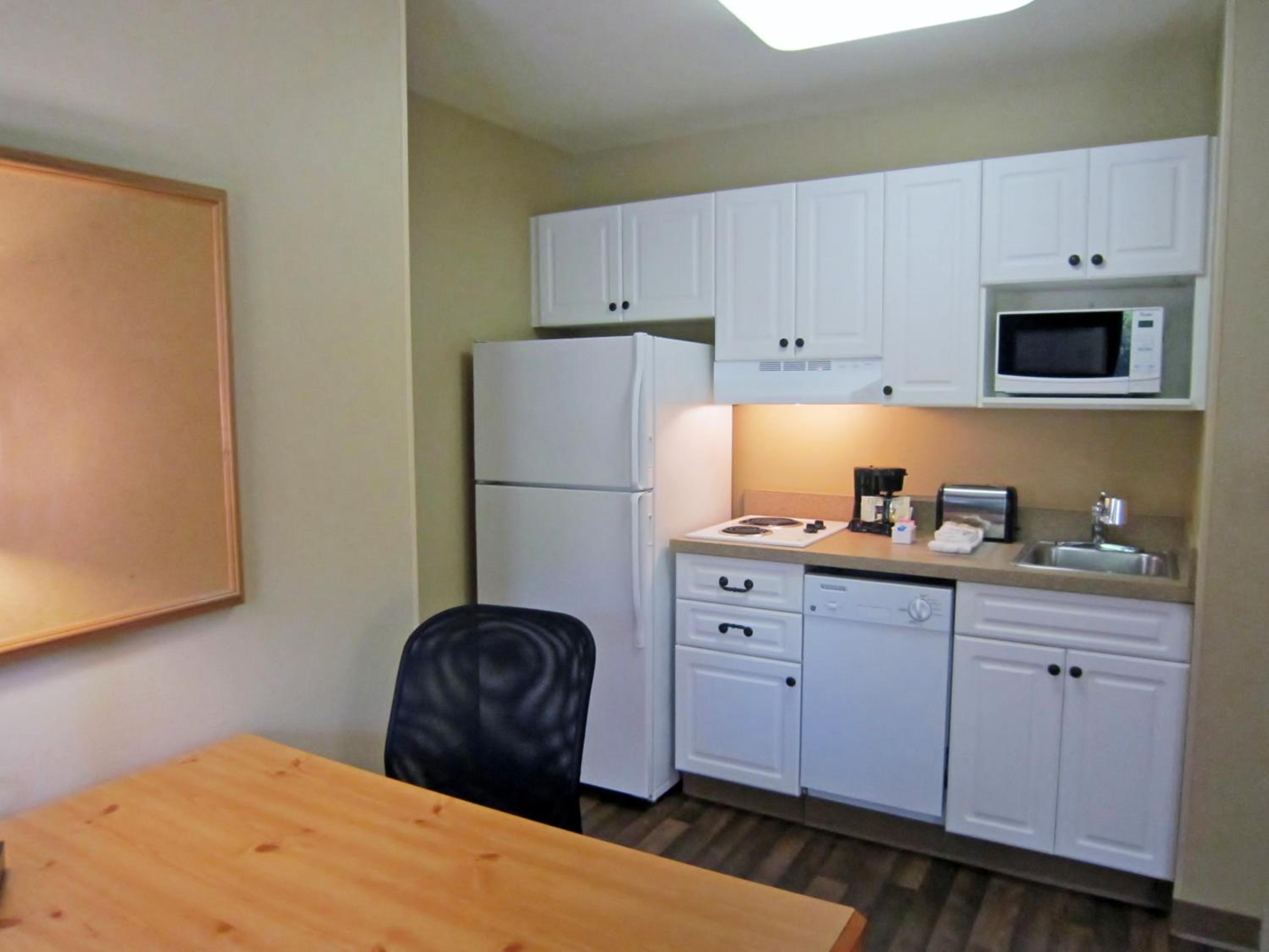 Deluxe Studio with 1 King Bed - Non-Smoking - Photo 4