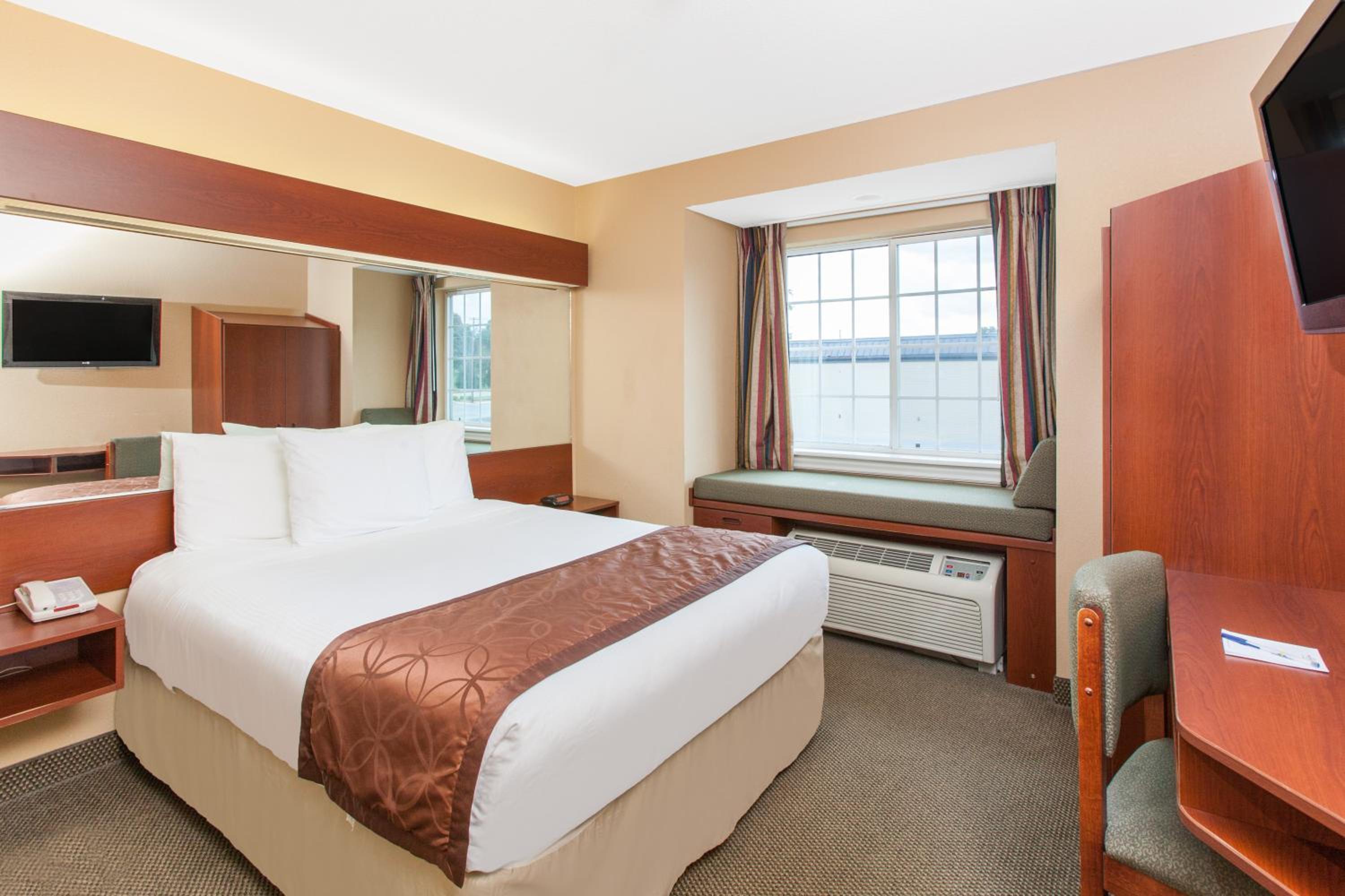 2 Queen Beds, 2-Bedroom, Suite, Non-Smoking - Photo 1