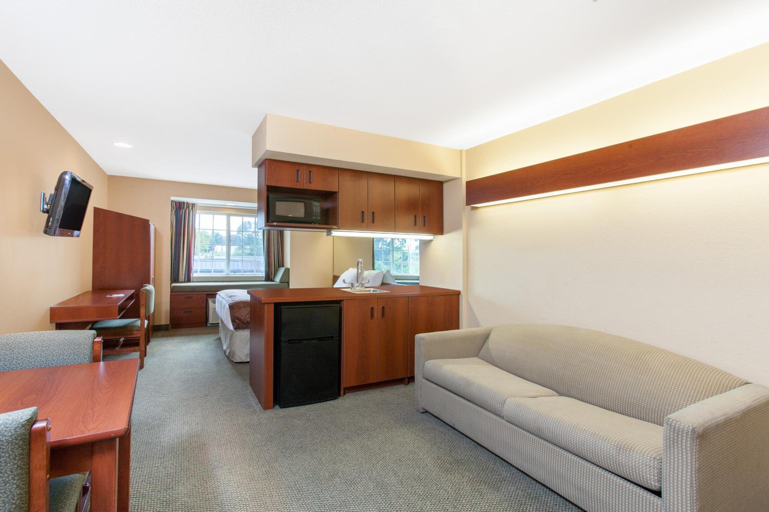 Queen Suite - Non-Smoking - Photo 2