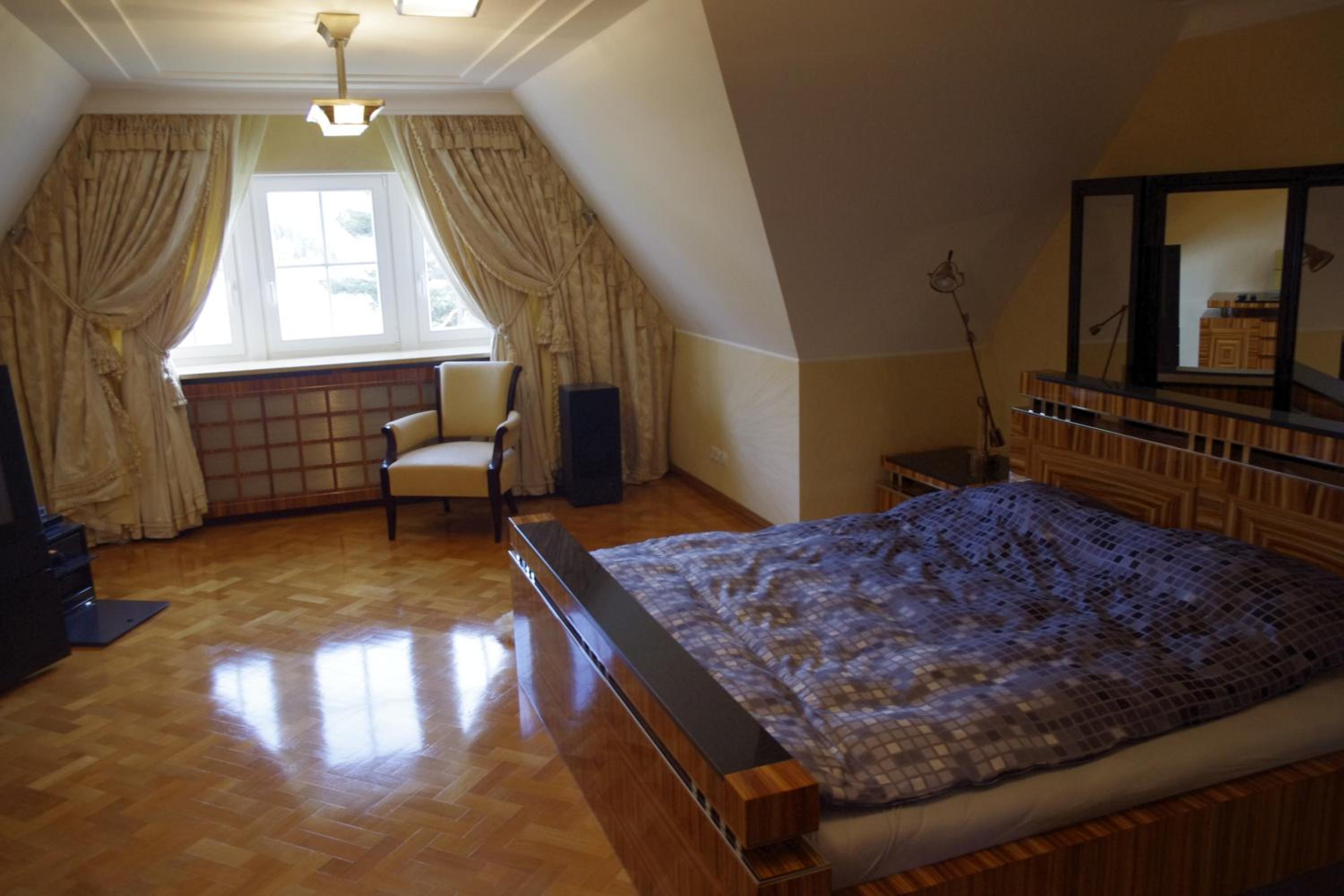 Six-Bedroom Villa with Private Pool and Sauna photo 1