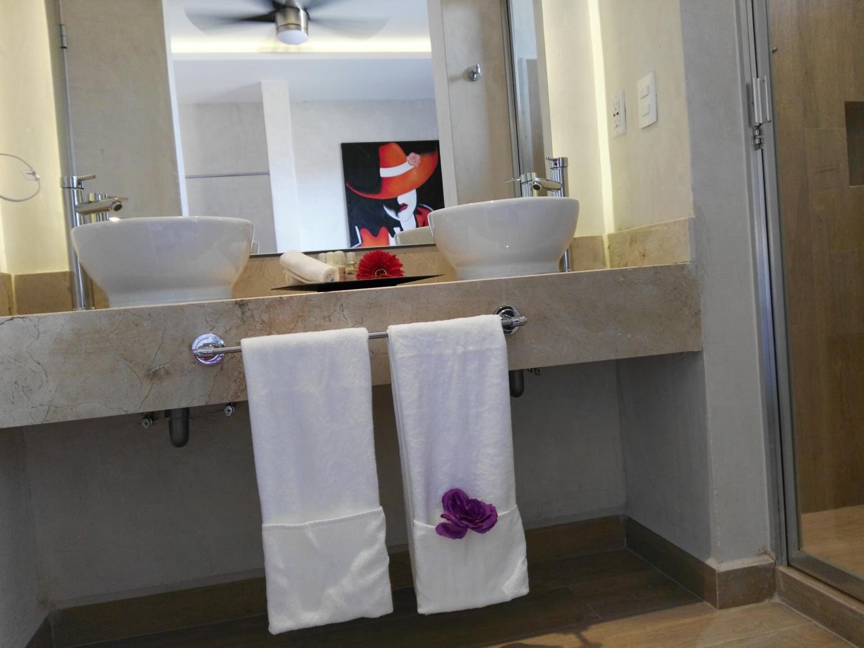 Deluxe Room (2 Adults + 1 Child) - Photo 3