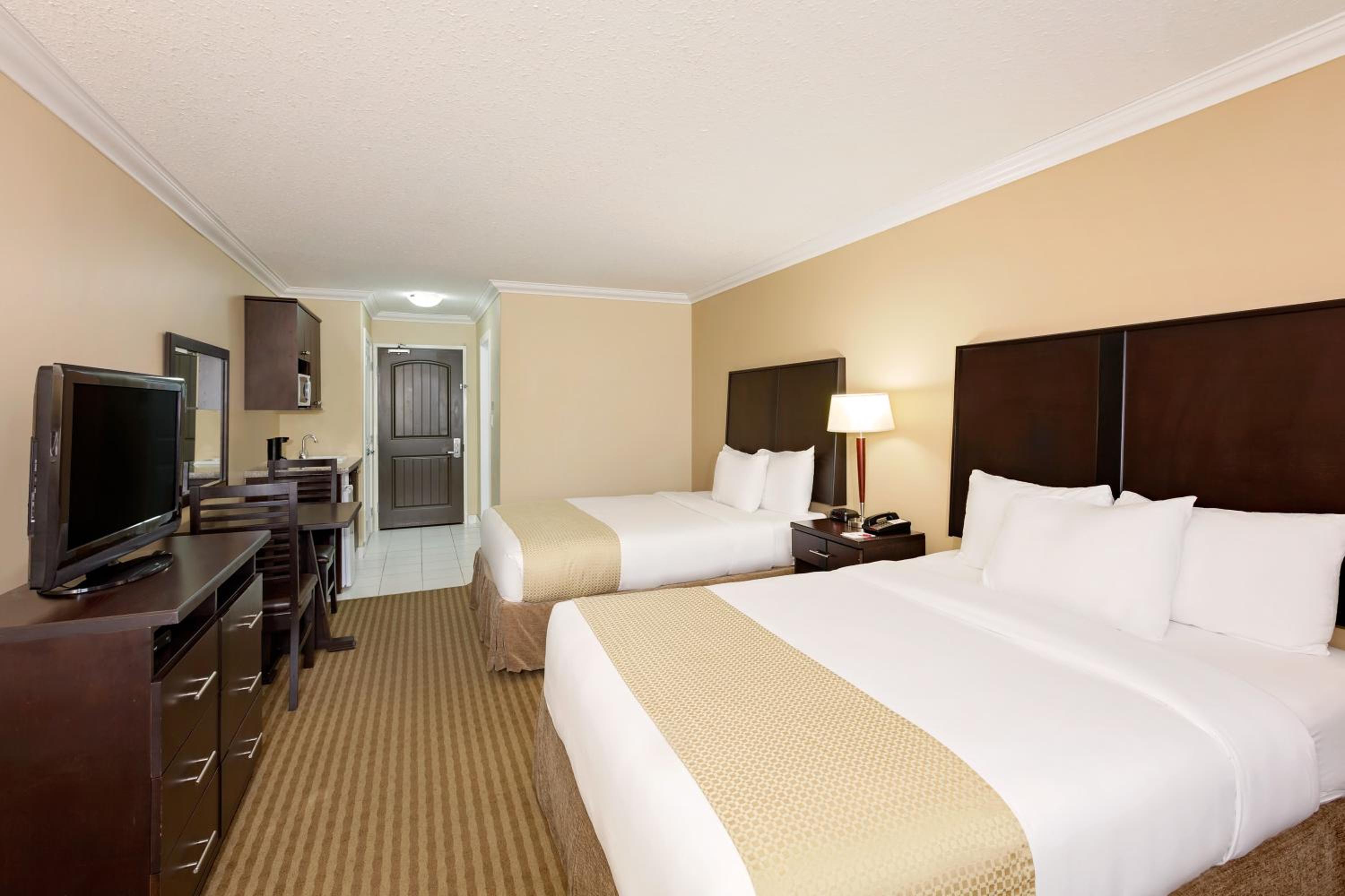 Queen Room with Two Queen Beds - Non-Smoking - Photo 2