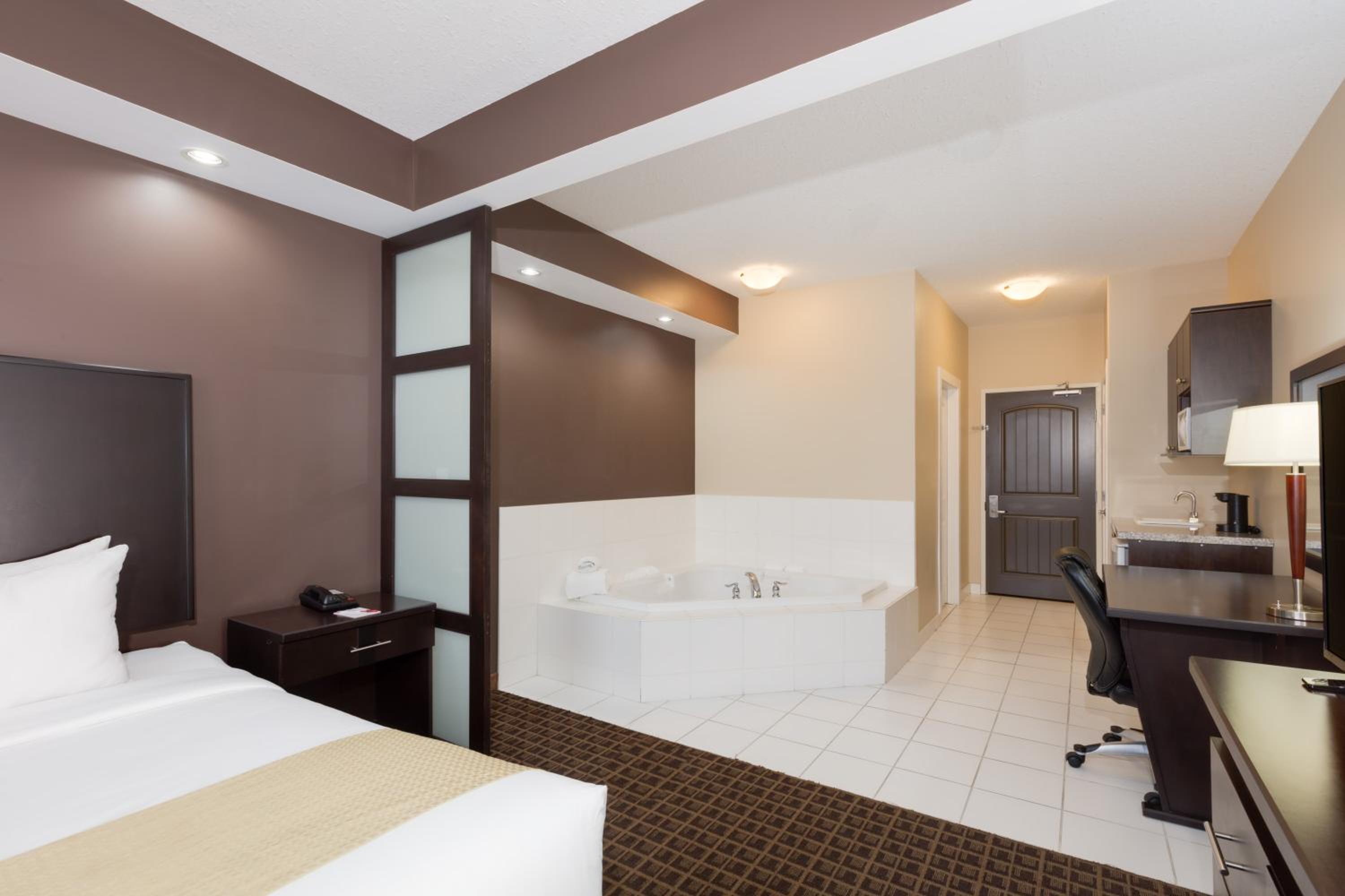 King Suite with Hot Tub - Non-Smoking - Photo 3
