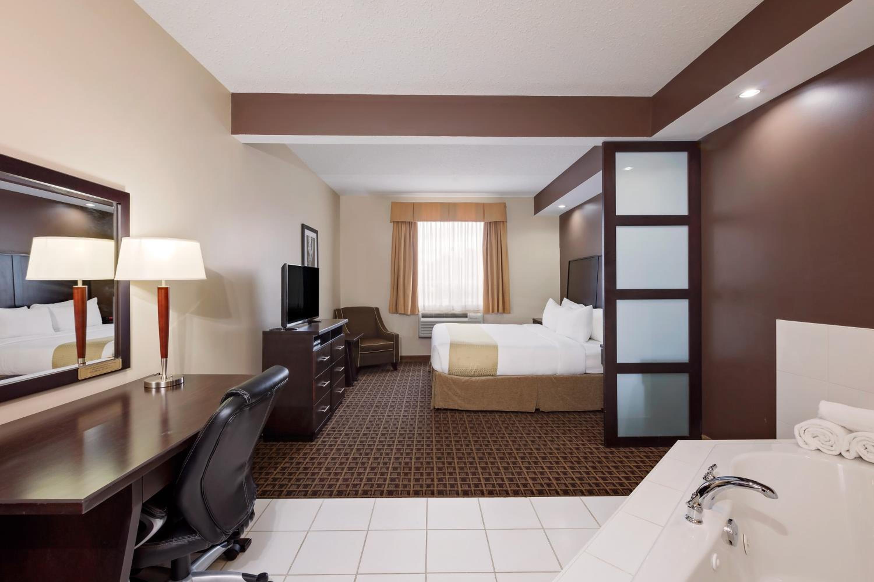 King Suite with Hot Tub - Non-Smoking - Photo 1