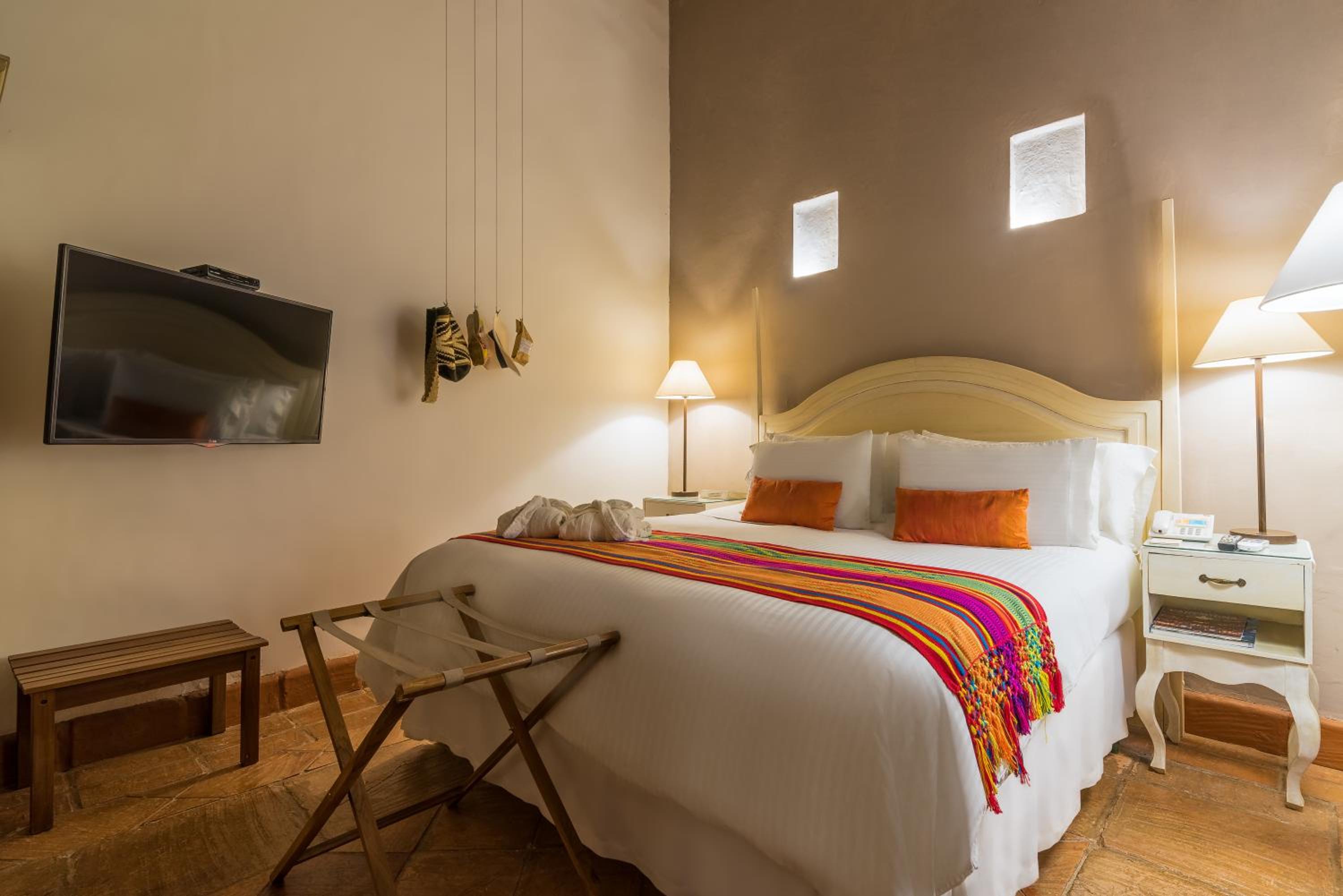 King Bed - Photo 7
