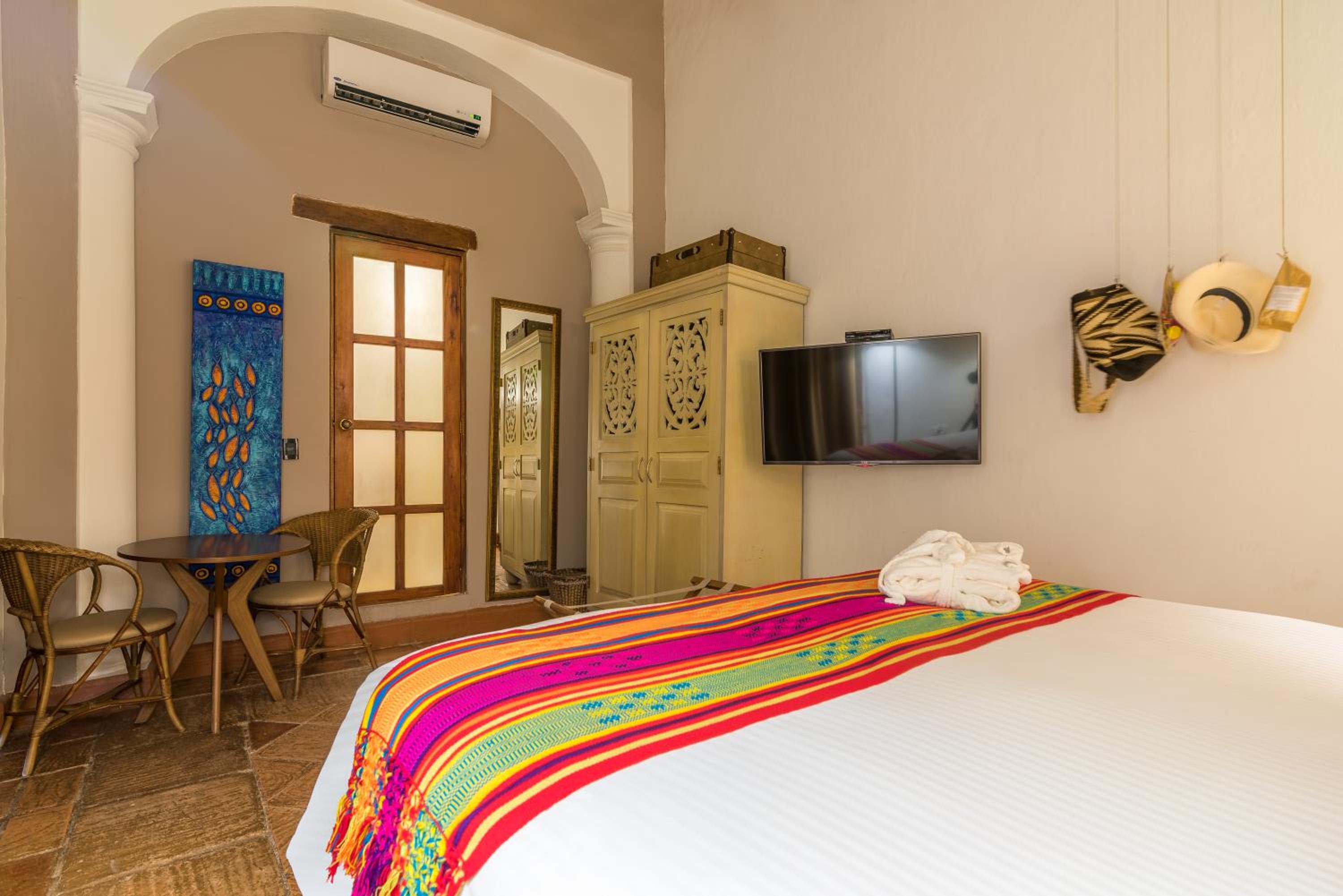 King Bed - Photo 8